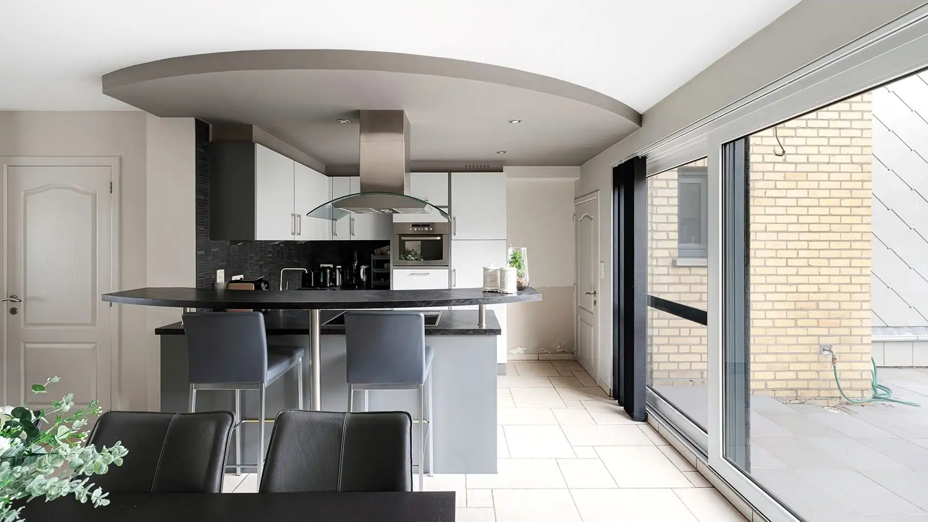 Instapklare woning met zonnige tuin in het centrum van Heist foto 11