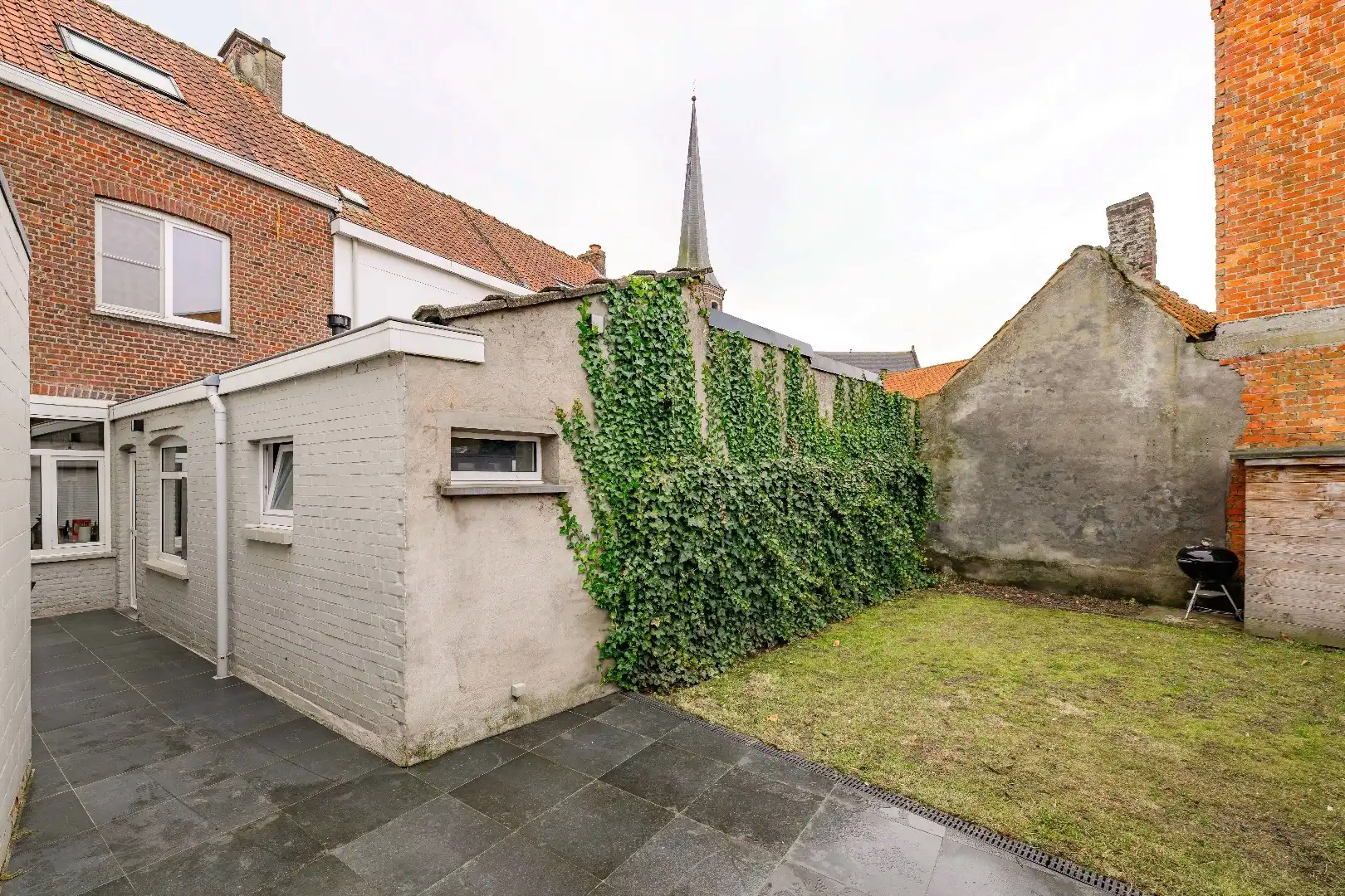 GERENOVEERDE (2017) STADSWONING MET TUIN IN HARTJE TIELT foto 16