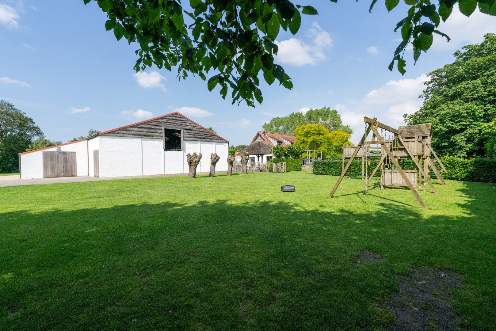 Subliem villa-landhuis met meerdere polyvalente bijhuizen, zwembad en prachtige zichten over de weidse polders  foto 5