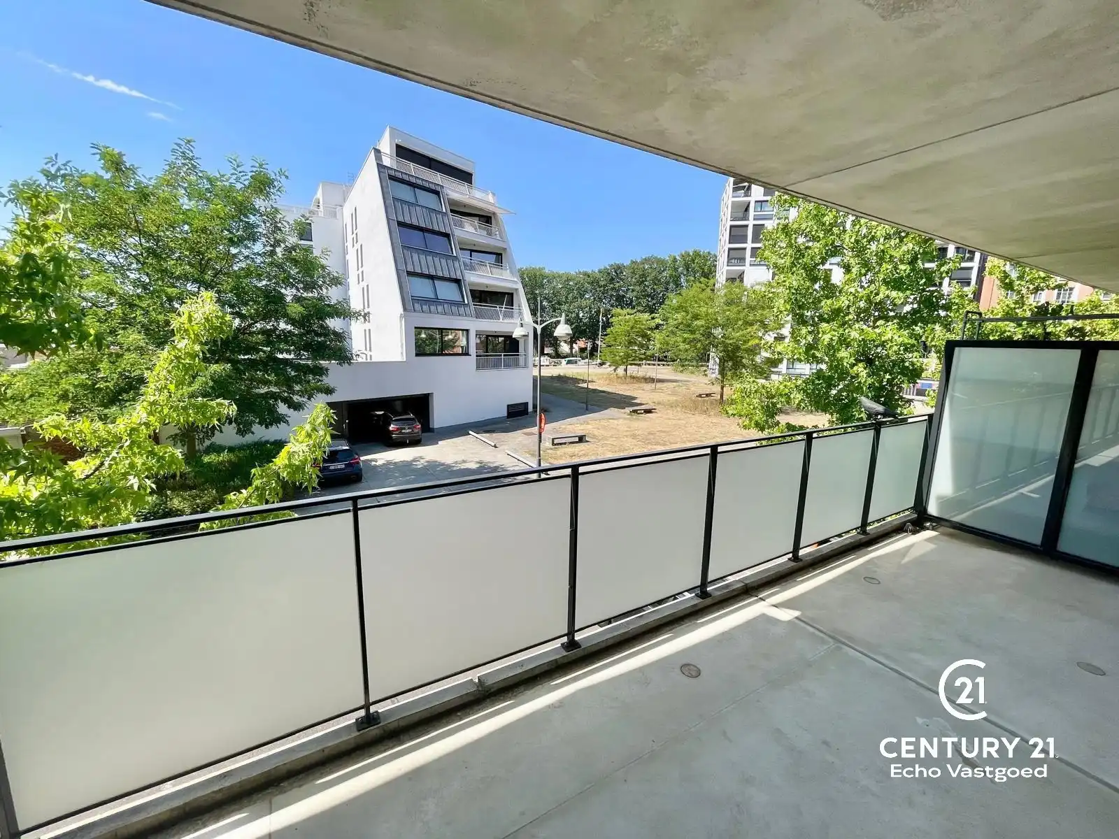 Recent, luxe appartement met 2 slpks, terras en autoplaats foto 11