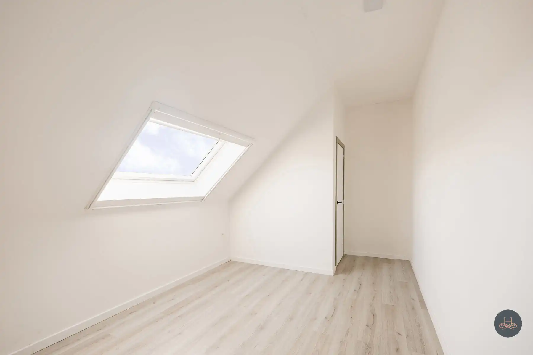 Recent vernieuwde en ruime gezinswoning met tuin en terras foto 12