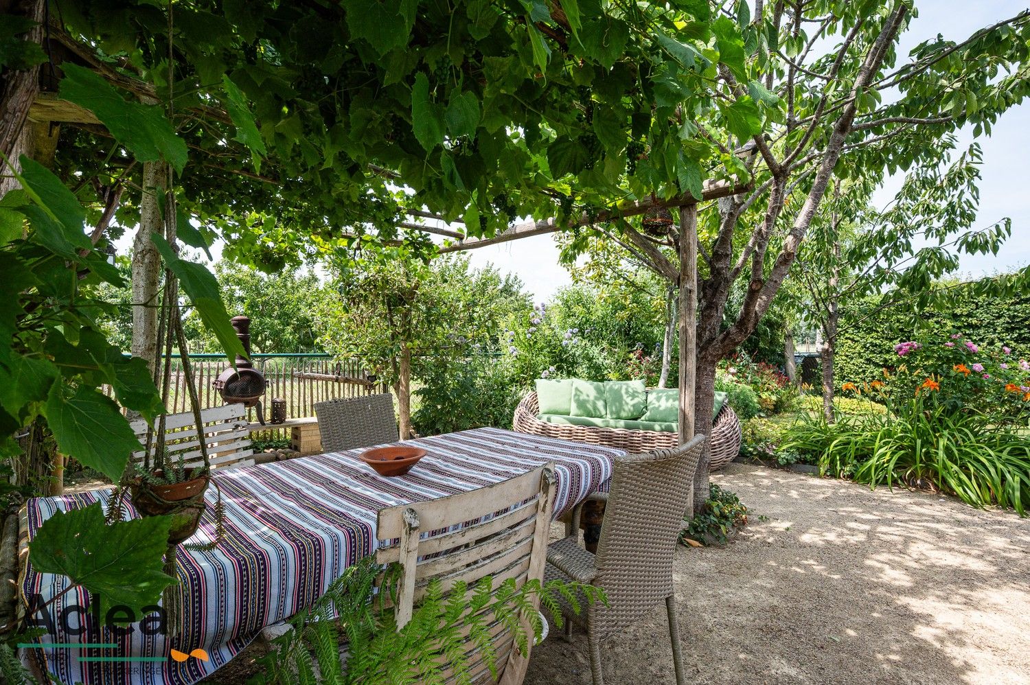 Halfopen bebouwing met weelderige tuin foto 19