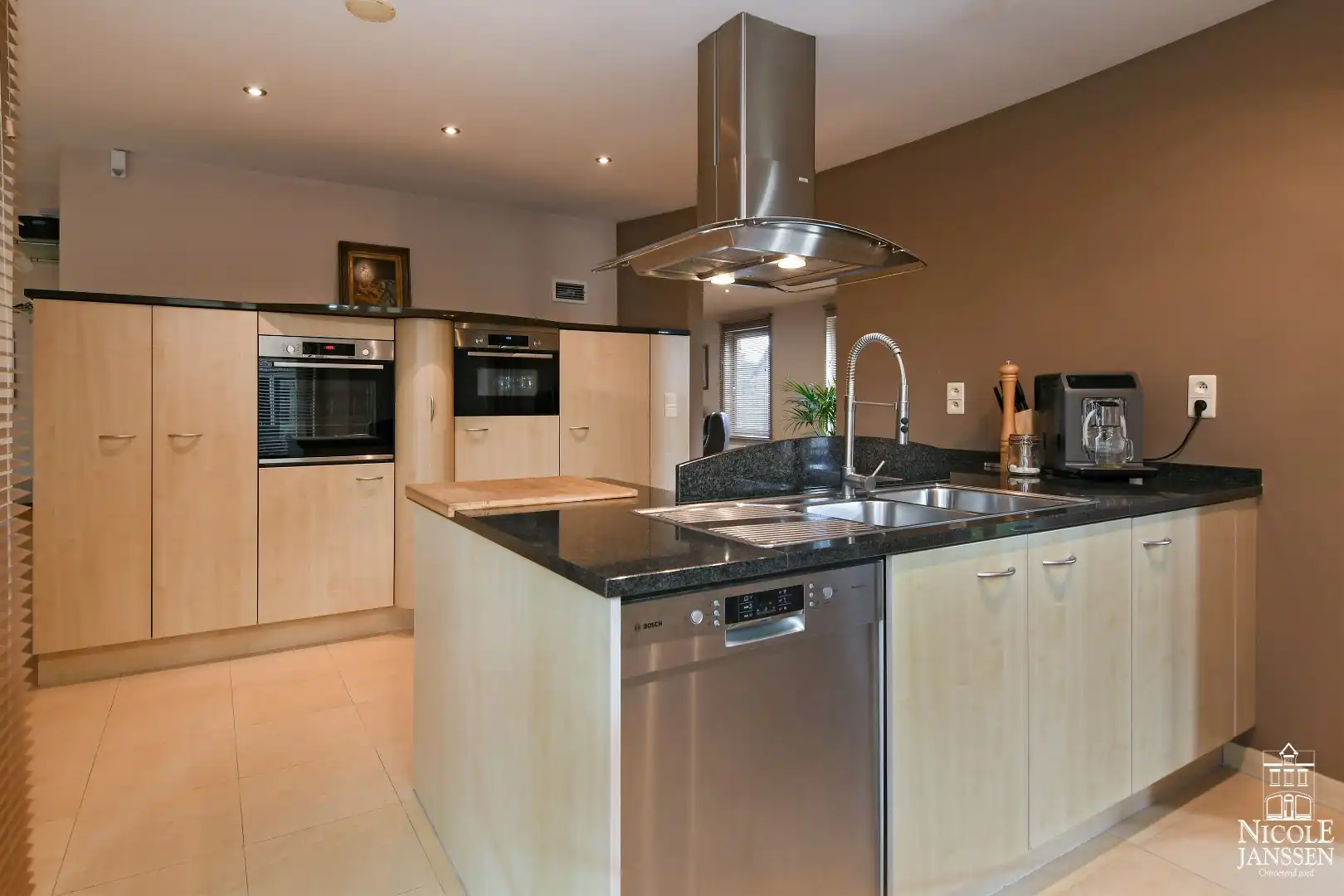 Instapklaar landhuis met tuin en interessant bijgebouw foto 13