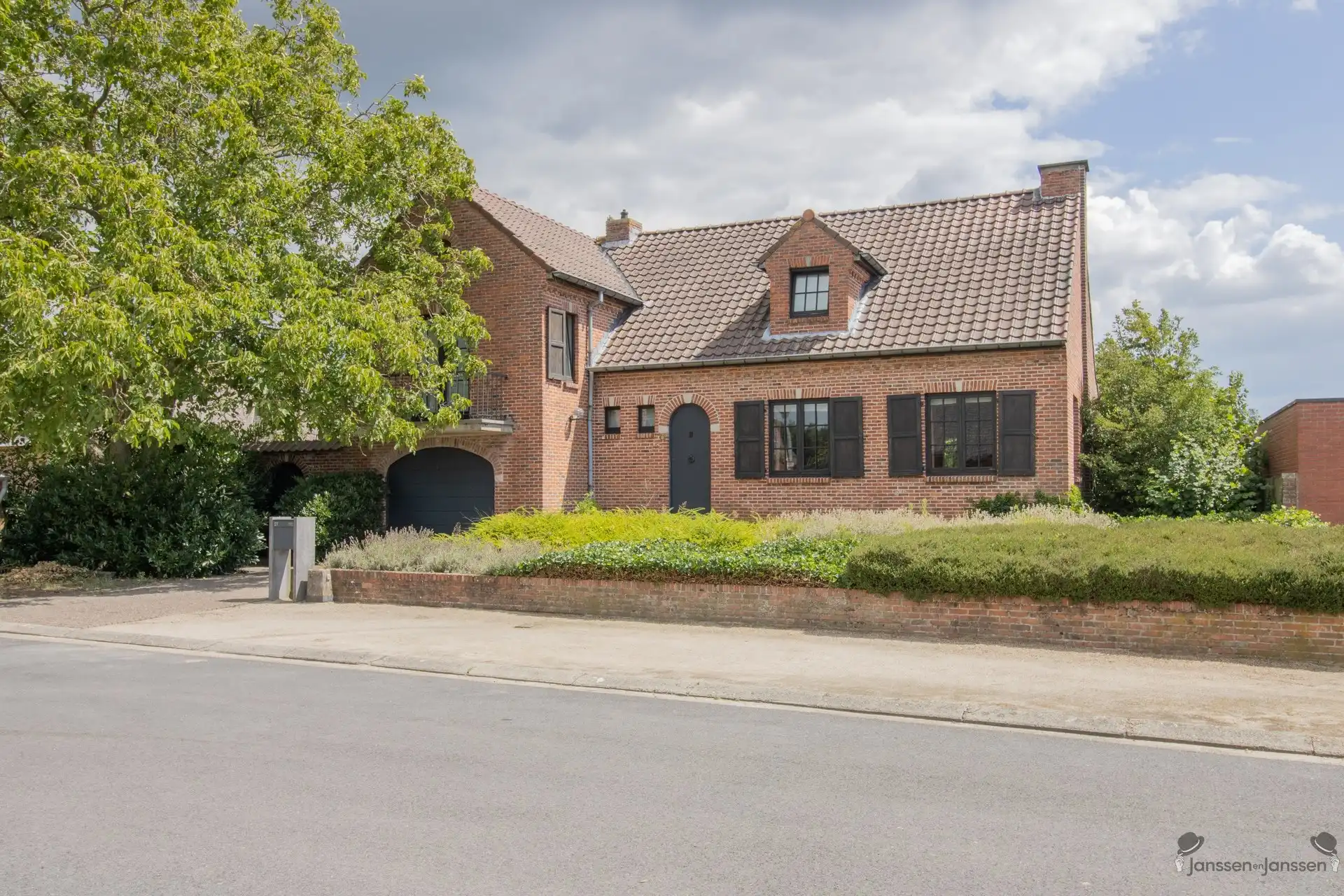 Ruime woning met min. 3 slaapkamers, polyvalente zolderruimte van 60 m² en zwembad foto 2