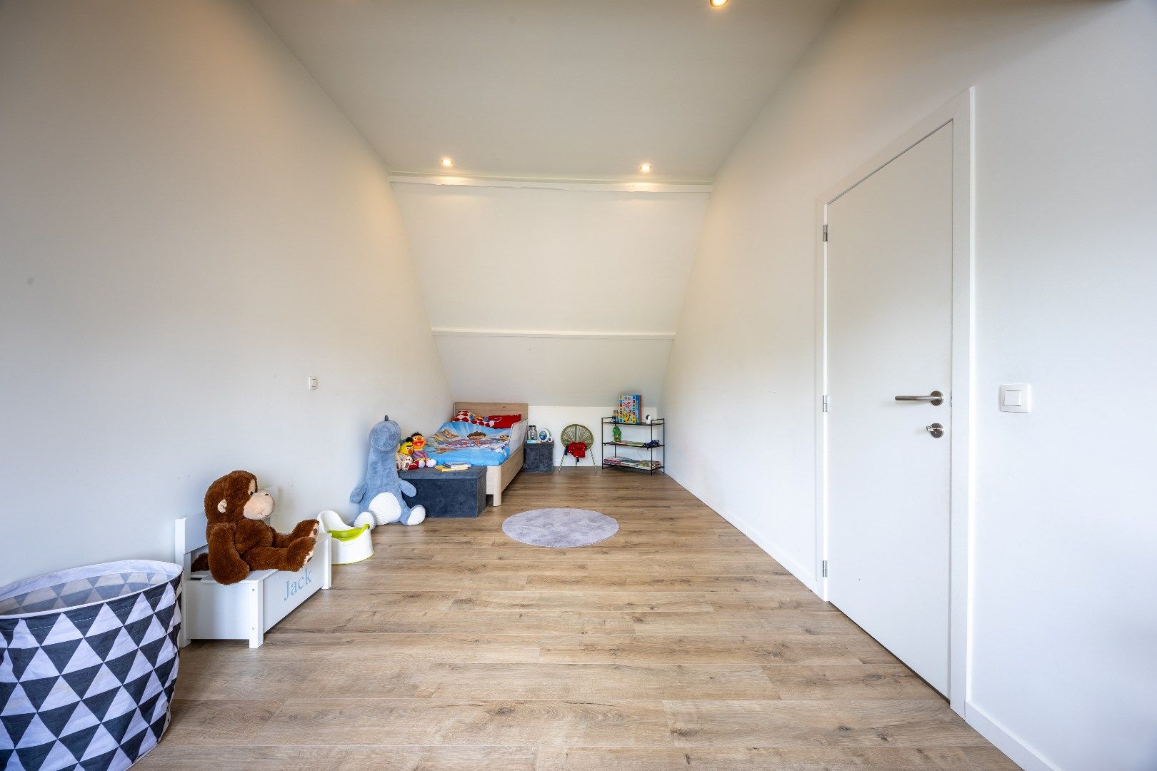 Verder op te knappen woning op 1.218 m² grond foto 8