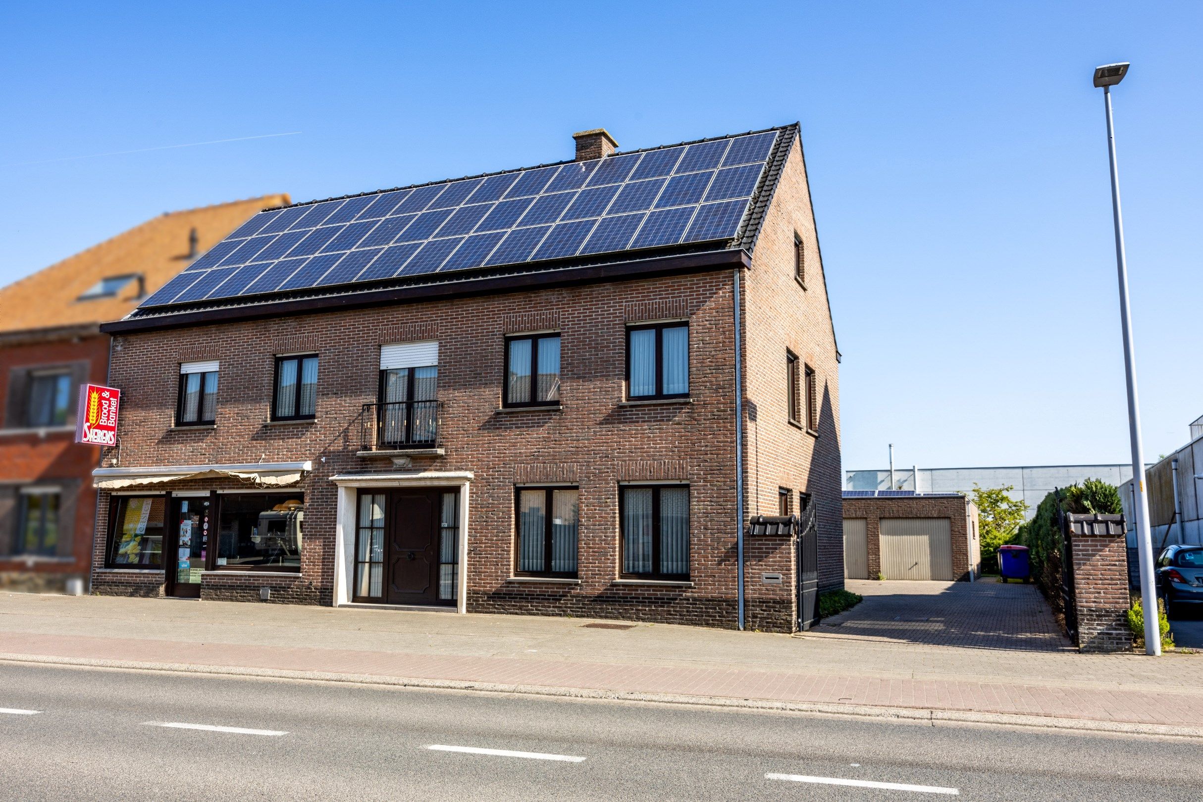 POLYVALENTE EIGENDOM OP 978 M² foto {{pictureIndex}}