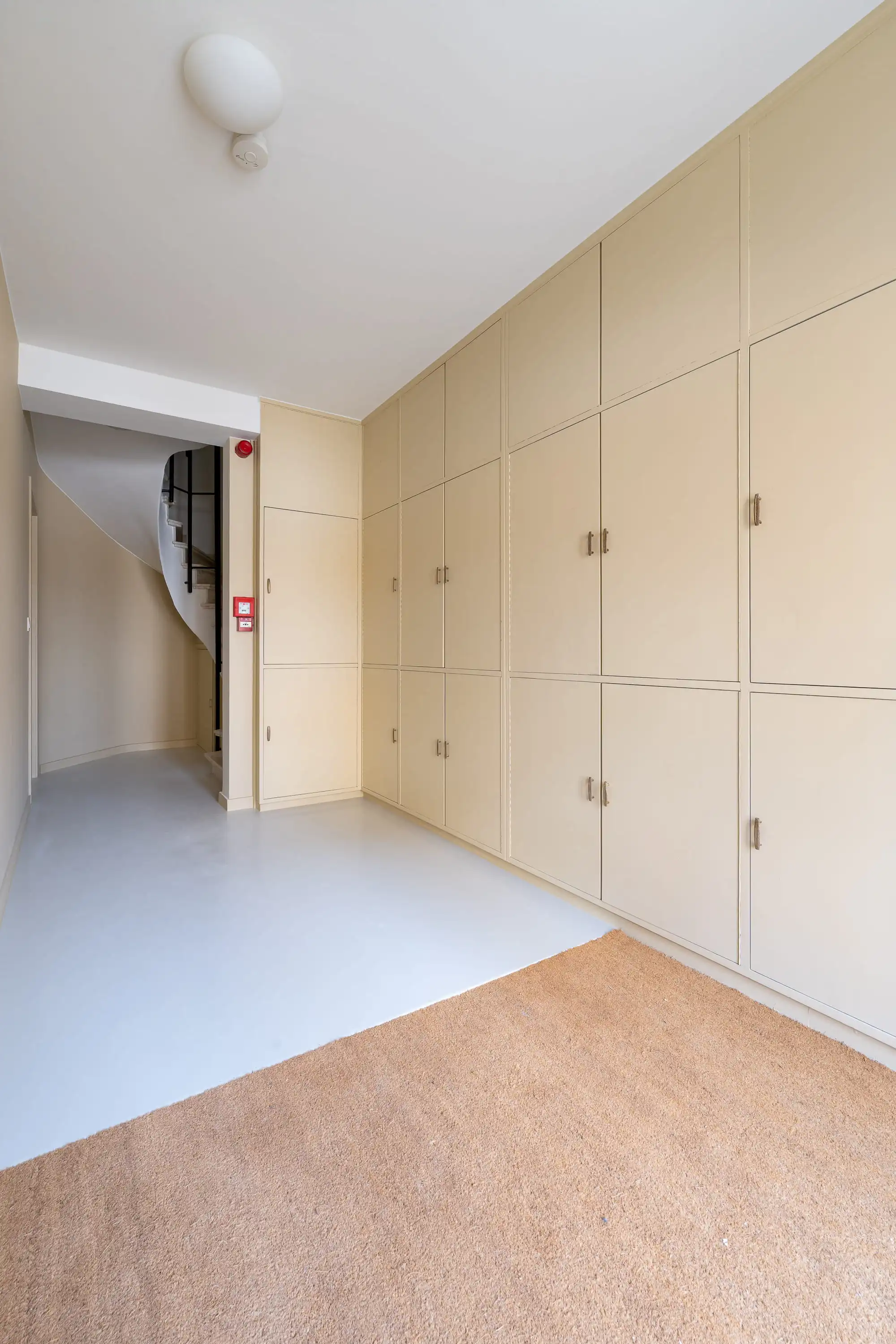 Volledig gerenoveerde bureau met koer in Sint-Pieters-Leeuw foto 7