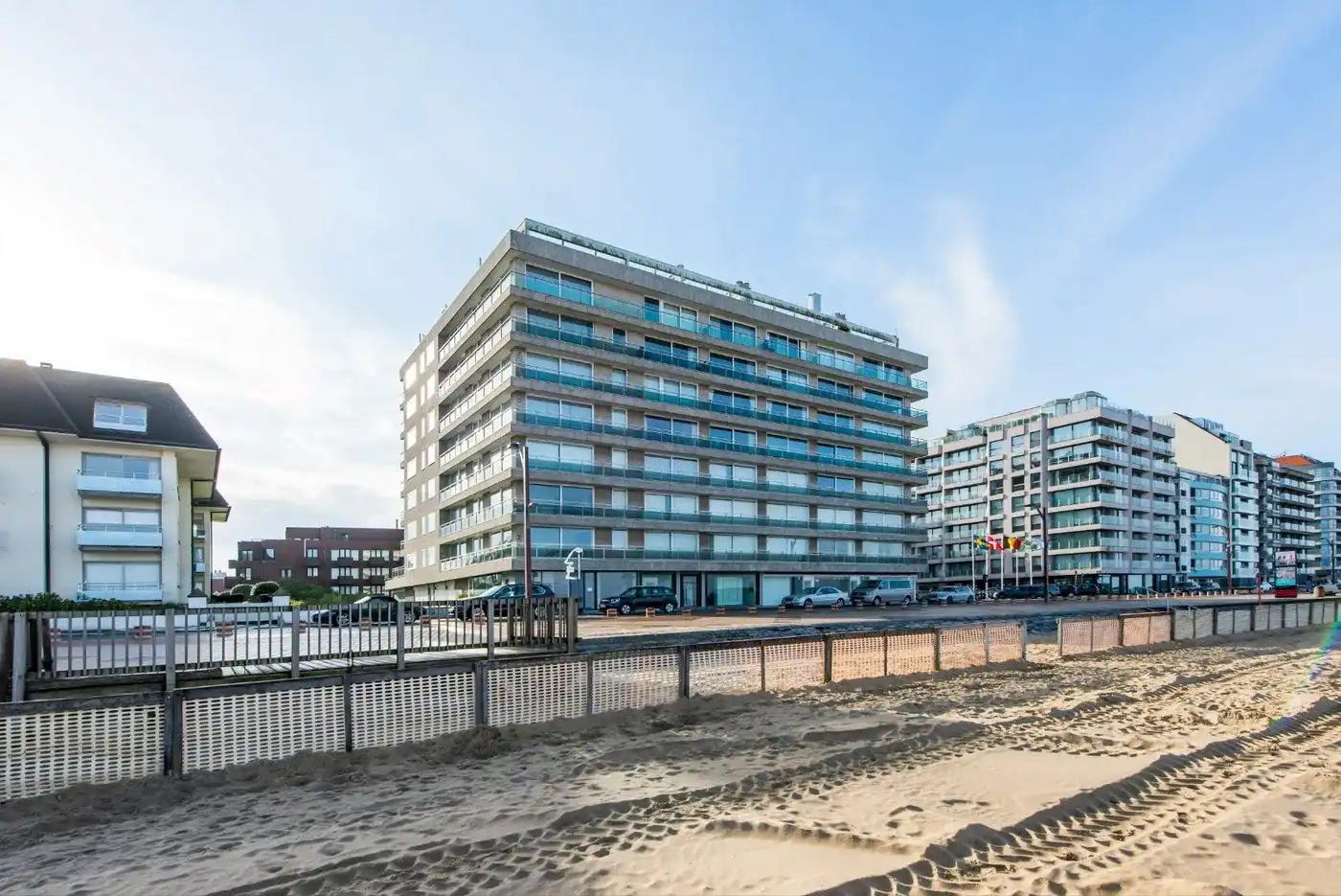 Luxueus afgewerkt en zeer zonnig appartement in het Zoute foto {{pictureIndex}}
