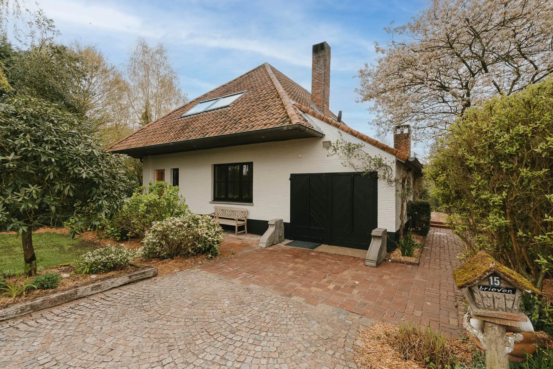 Hoofdfoto van de publicatie: Unieke open bebouwing op een royaal perceel in het groen