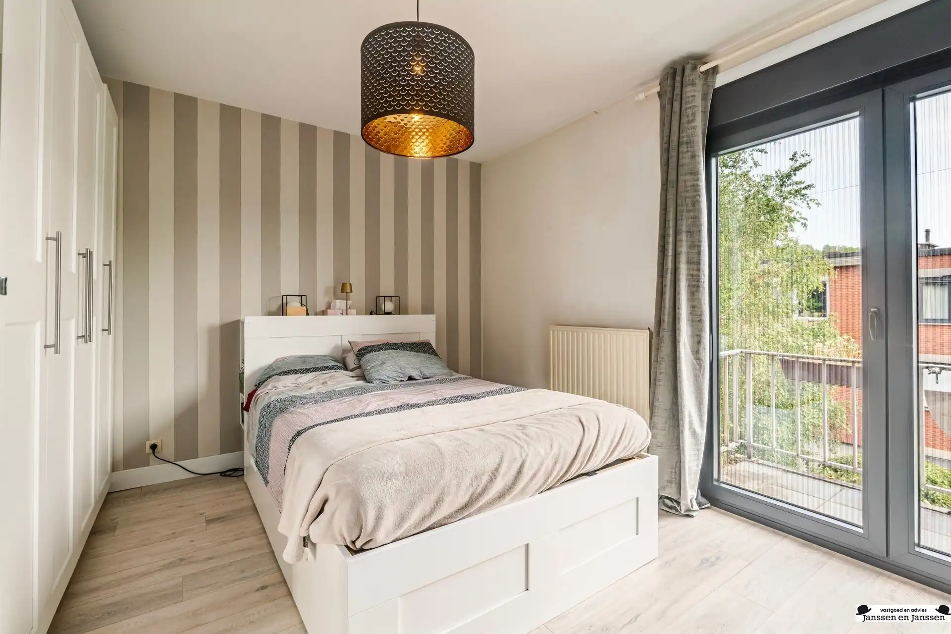Instapklaar 2-slaapkamer appartement met terras foto 7