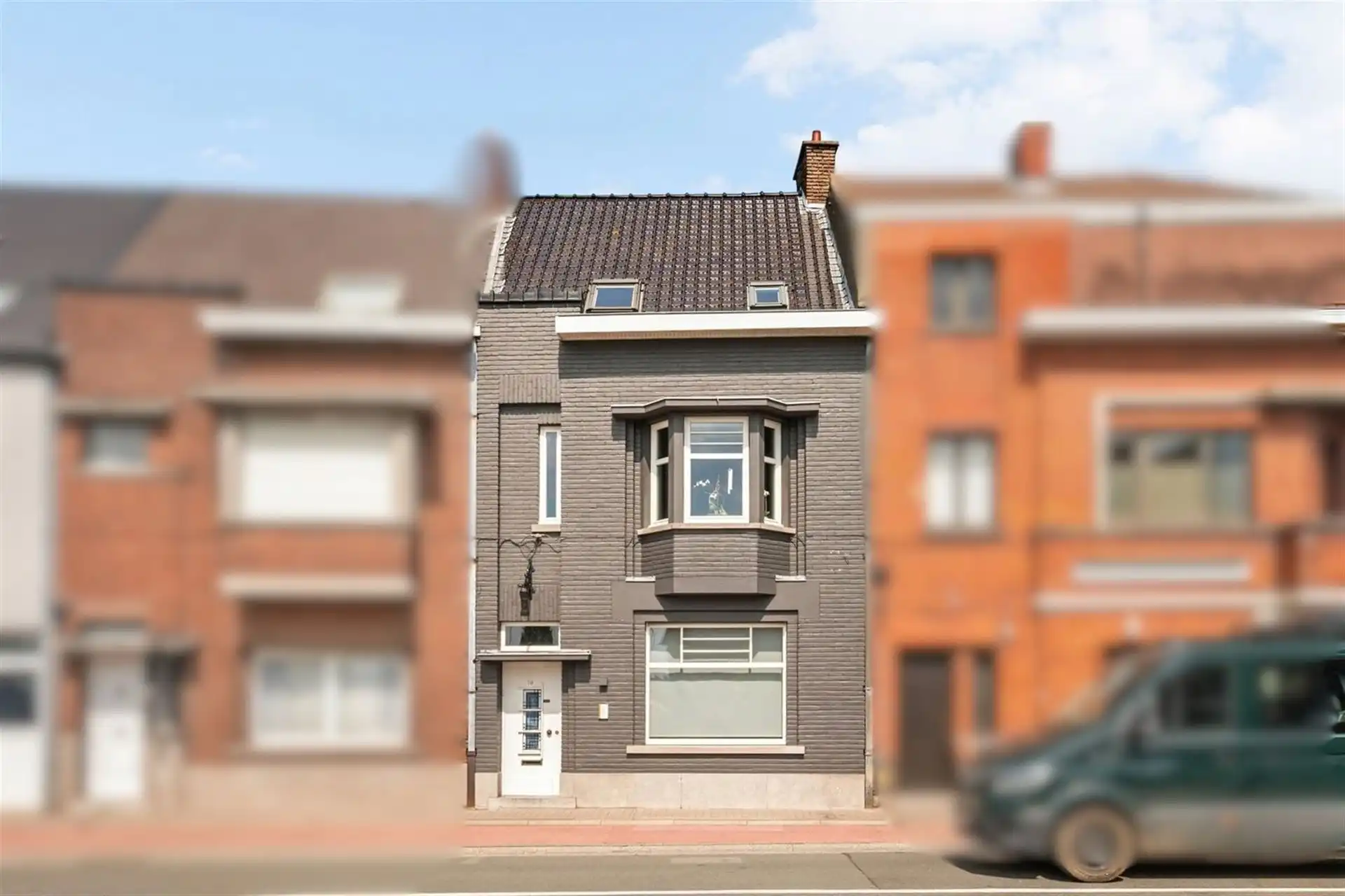Karakterwoning met 5SLK, 2 garages en uitweg achteraan! foto 2