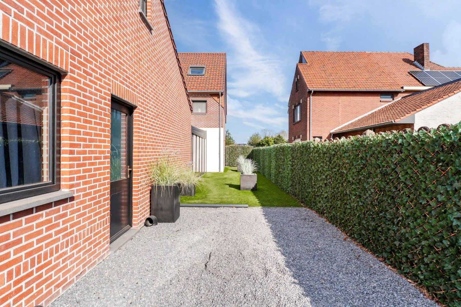 Gerenoveerde, goed onderhouden woning nabij het centrum van Bree mét een grote garage/werkplaats bereikbaar langs de Filterstraat aan de achterzijde van de woni foto 30