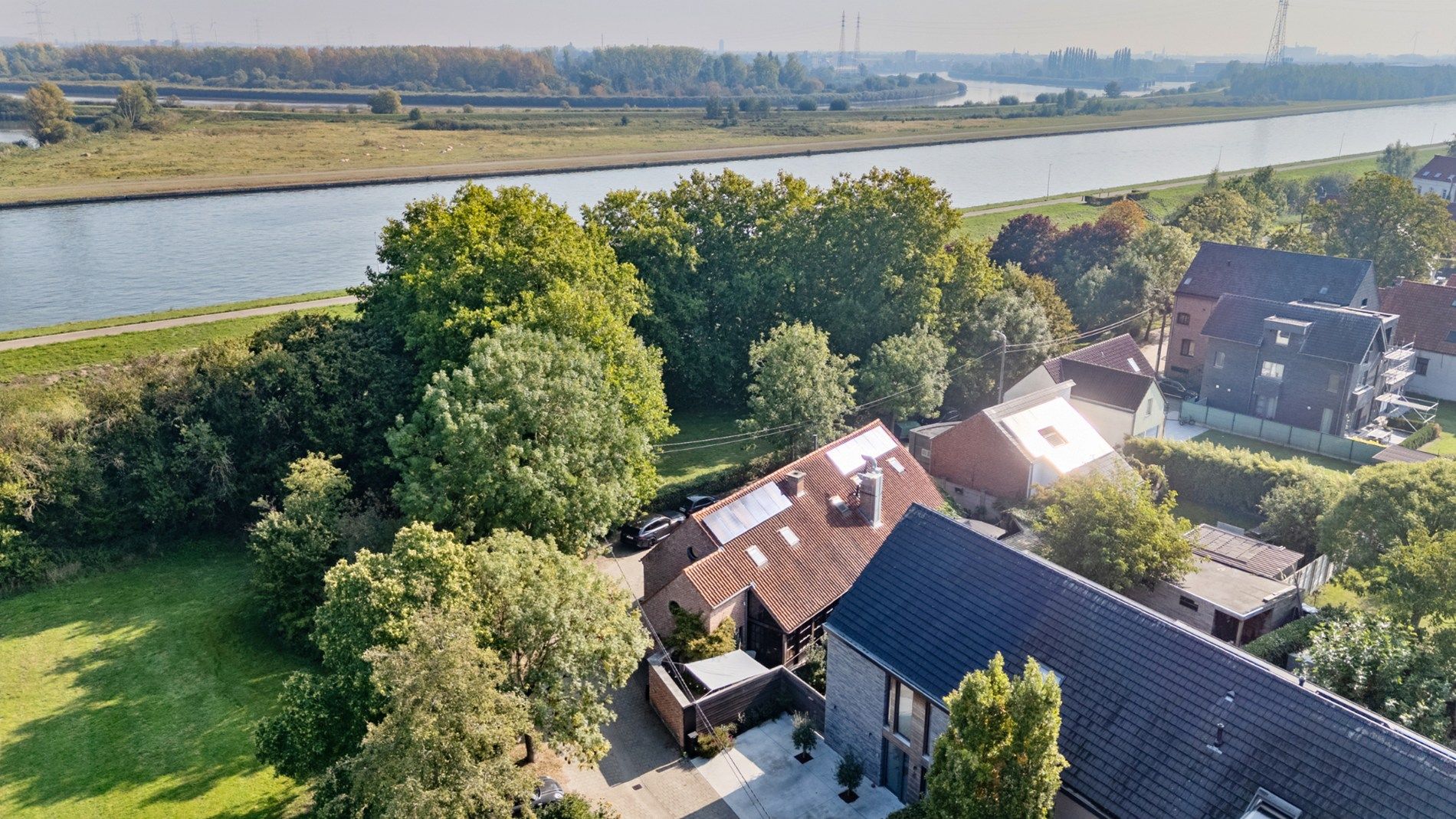Karaktervolle woning aan het kanaal in Bornem foto 2
