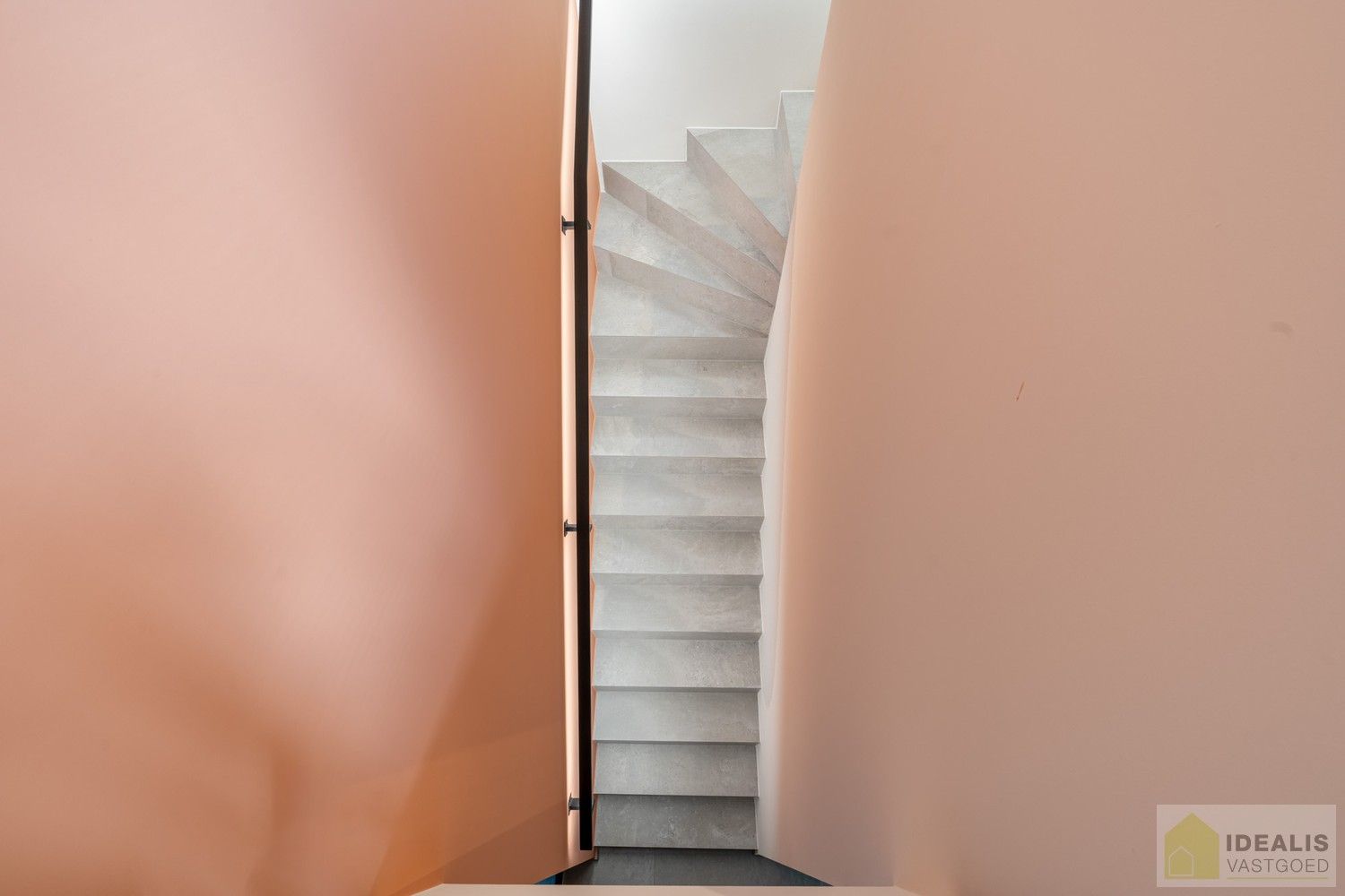 PRACHTIGE, PERFECT ONDERHOUDEN EN MODERN OPGETROKKEN WONING MET EEN HEERLIJK LICHTRIJKE WOONKAMER MET OPEN KEUKEN, 3 SLAAPKAMERS, 2 BADKAMERS VOORZIEN VAN ALLE COMFORT foto 26