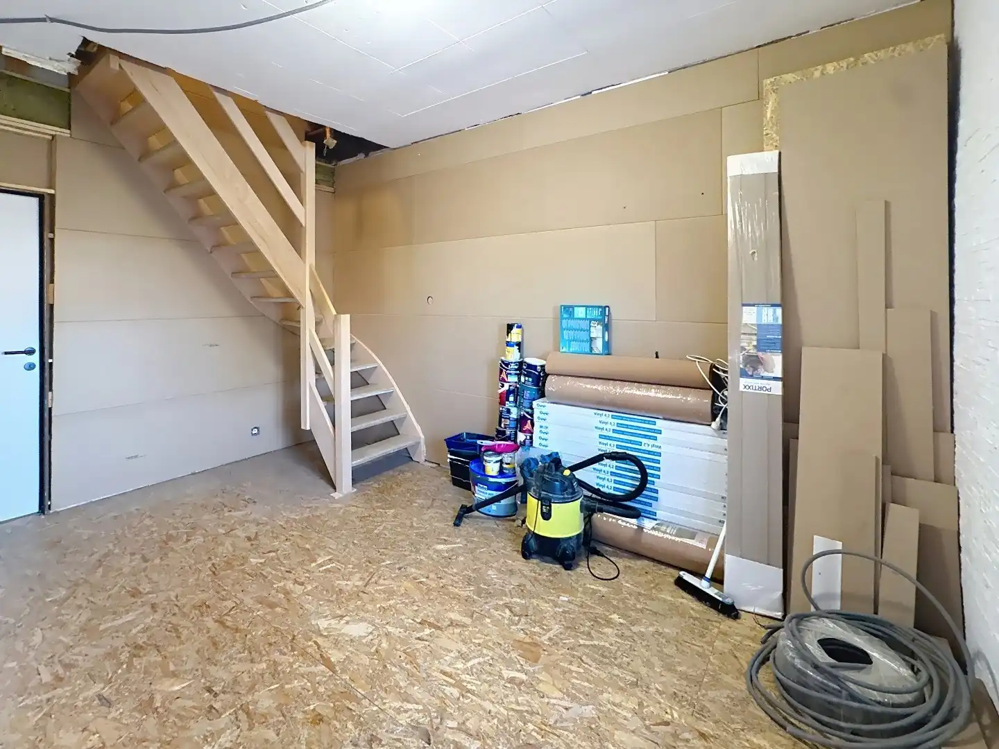 Te renoveren woning in Harelbeke met 6 slaapkamers en veel potentieel foto 7