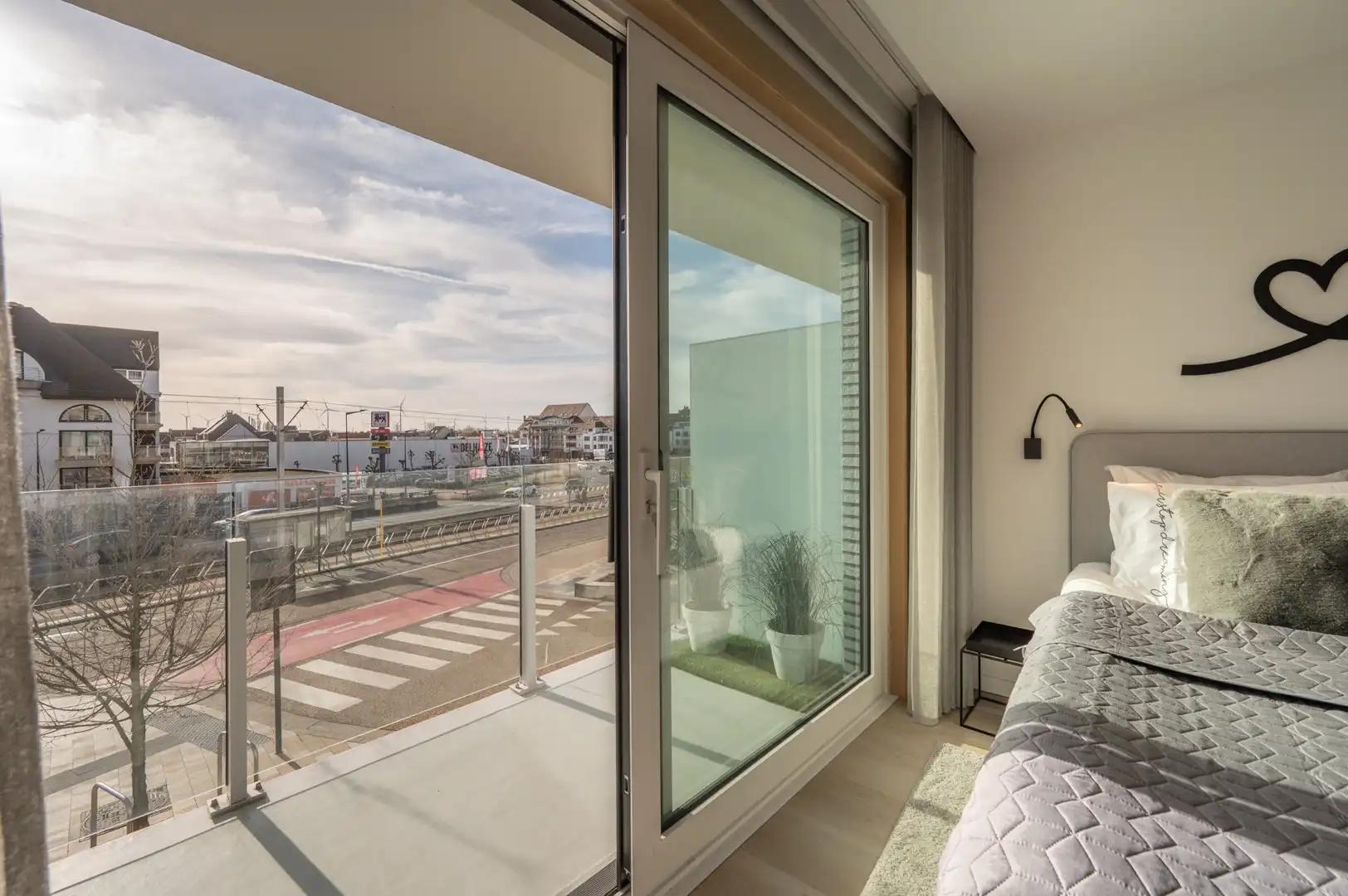 Prachtig gerenoveerde studio, centraal gelegen/ fantastisch zonneterras foto 12