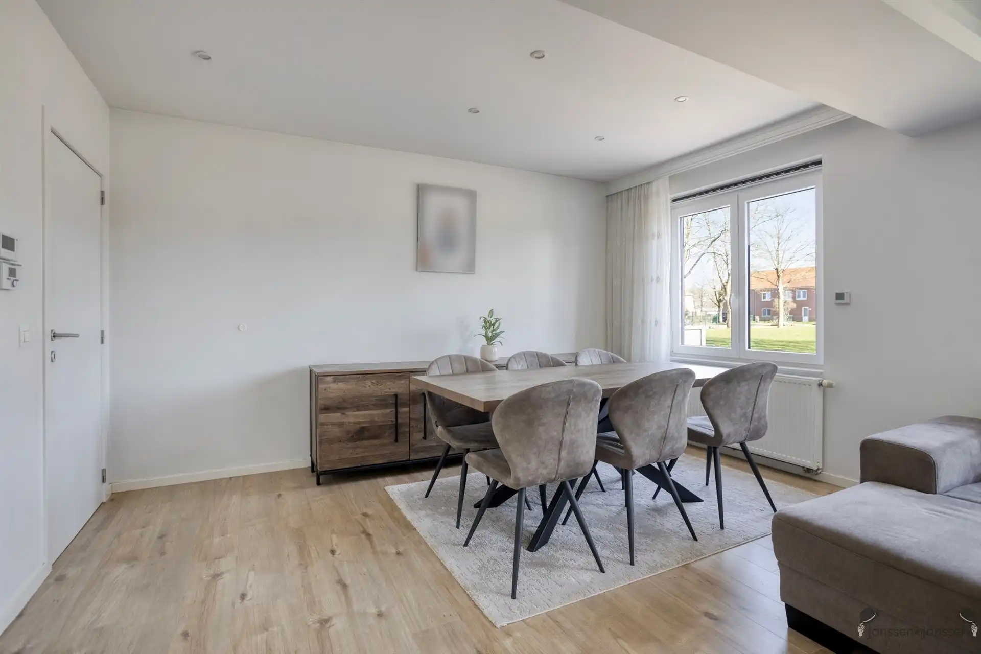 Volledig gerenoveerde HOB op topligging aan rustig pleintje te Genk foto 6