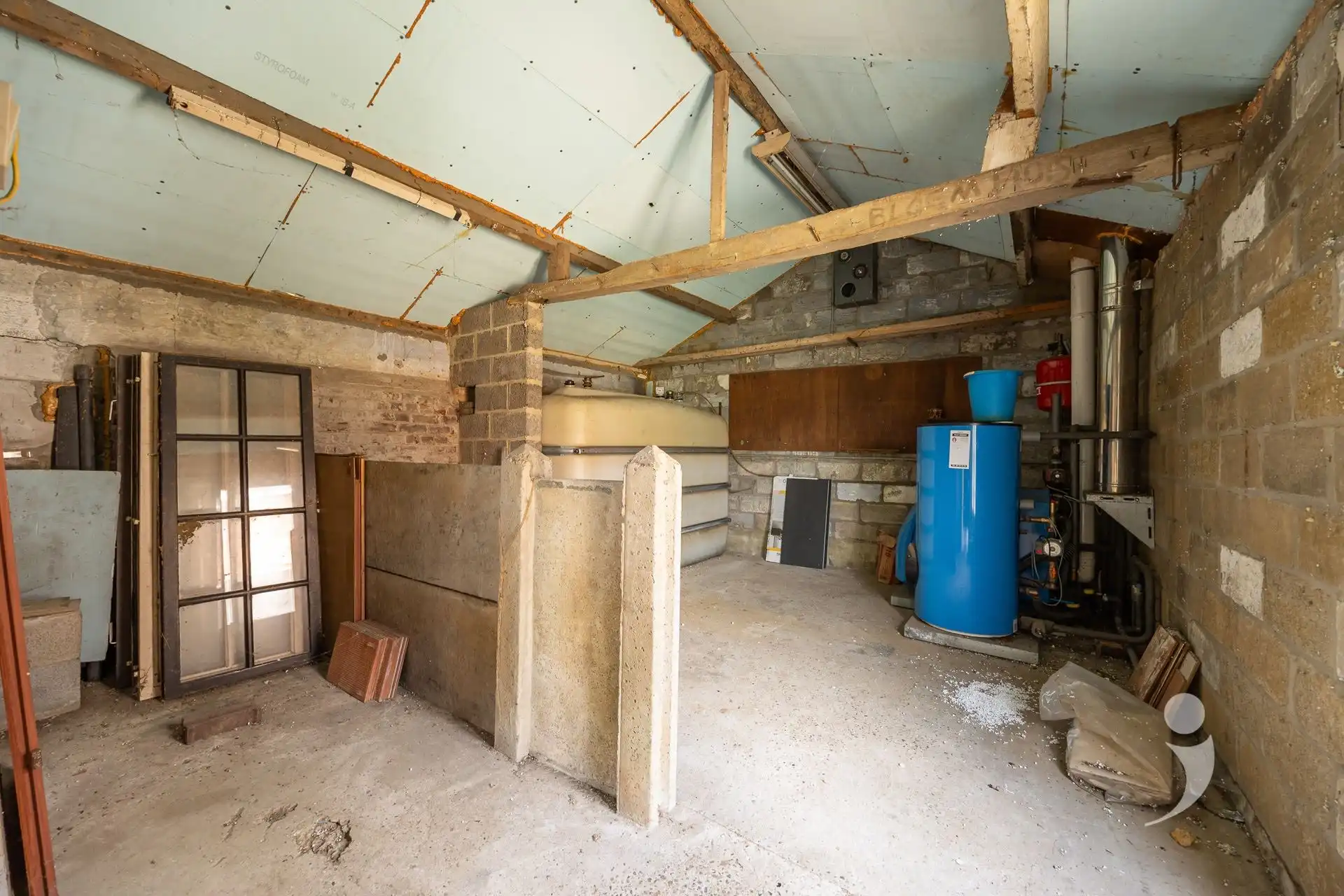 Te renoveren woning met veel potentiëel foto 20