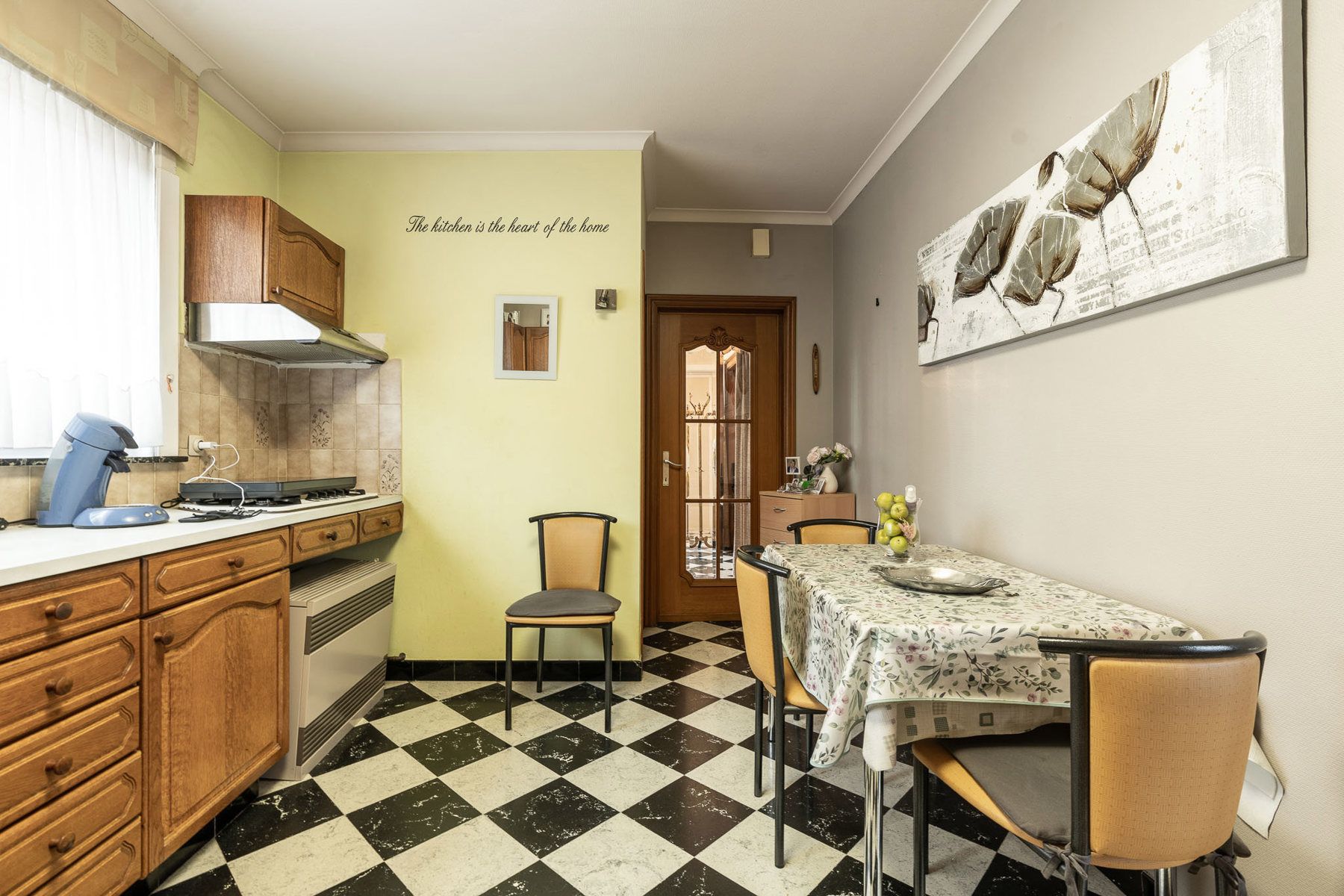 Halfopen gezinswoning met licht, structuur en potentieel foto 14