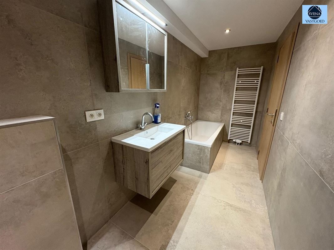 ZEER RUIME WONING MET 4 SLAAPKAMERS EN 2 GARAGES foto 19