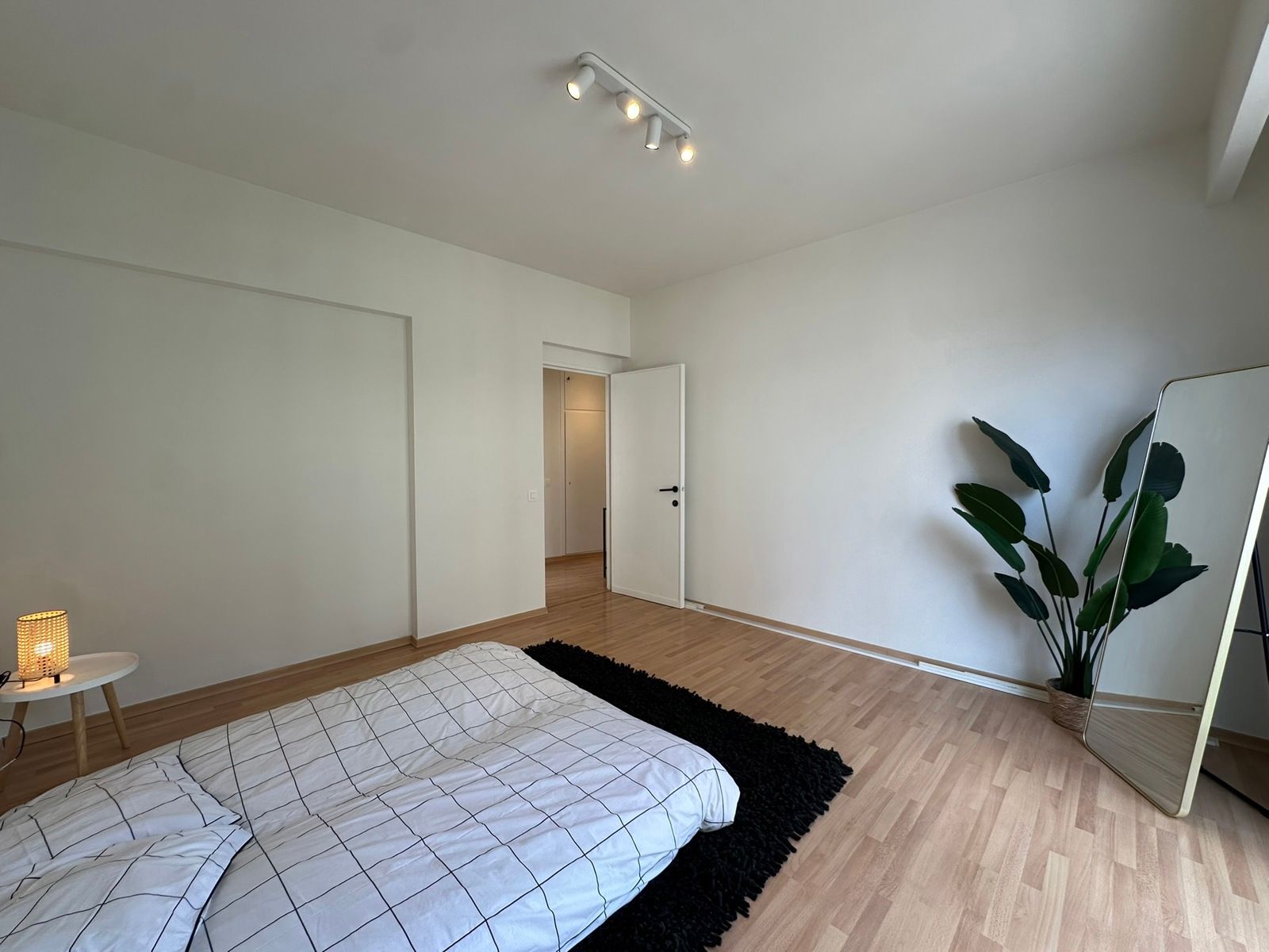 Zonnig 100% instapklaar appartement op centrale locatie! foto 8