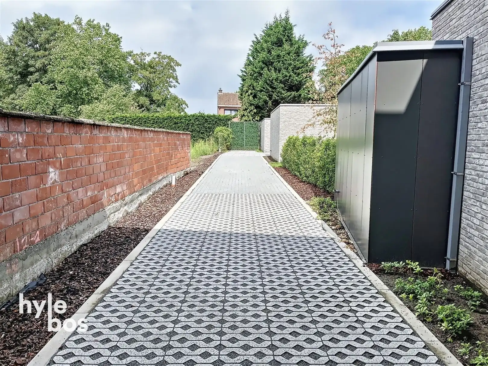 Garagebox met automatische sectionale poort. foto 3