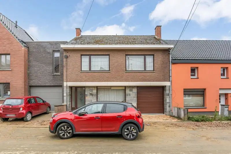 Hoofdfoto van de publicatie: Ruime woning met garage in het centrum van Waanrode