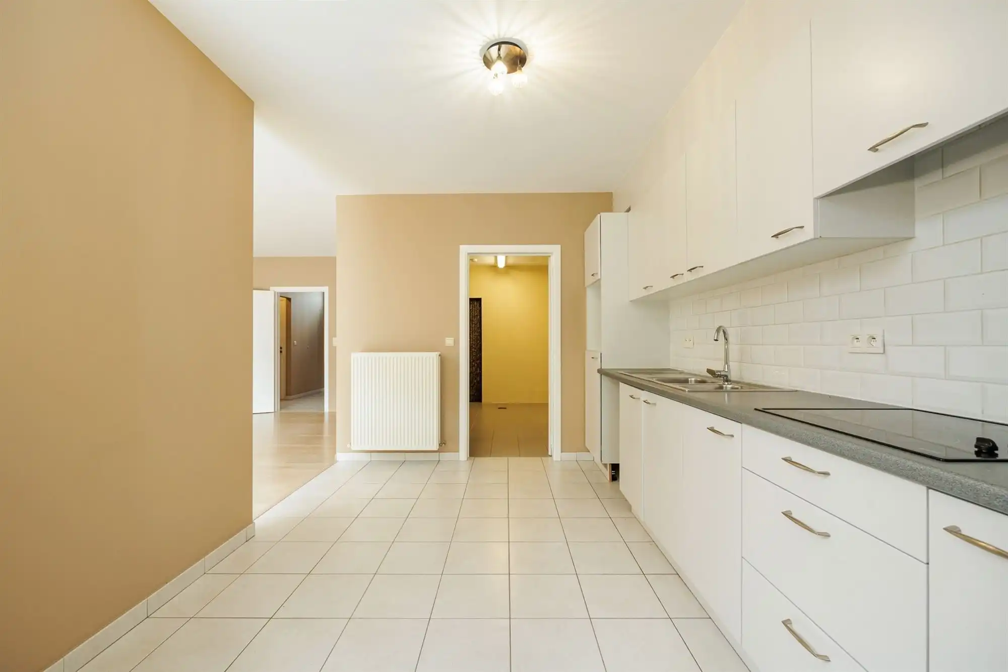 Instapklare ruime woning met 4 slpkmrs. en tuin foto 4