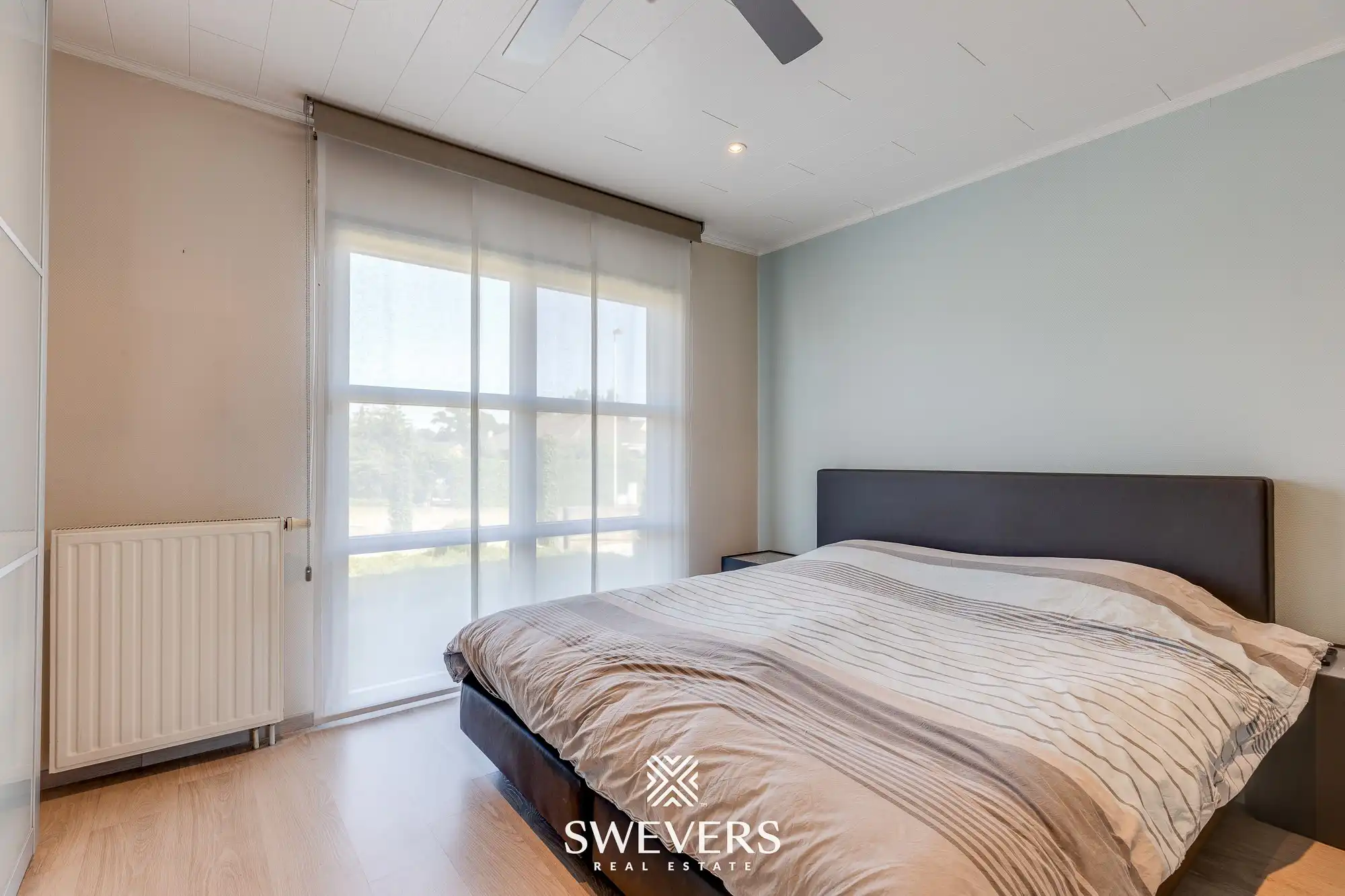 Prachtige eigentijdse bungalow met mooi aangelegde, rustige tuin foto 7