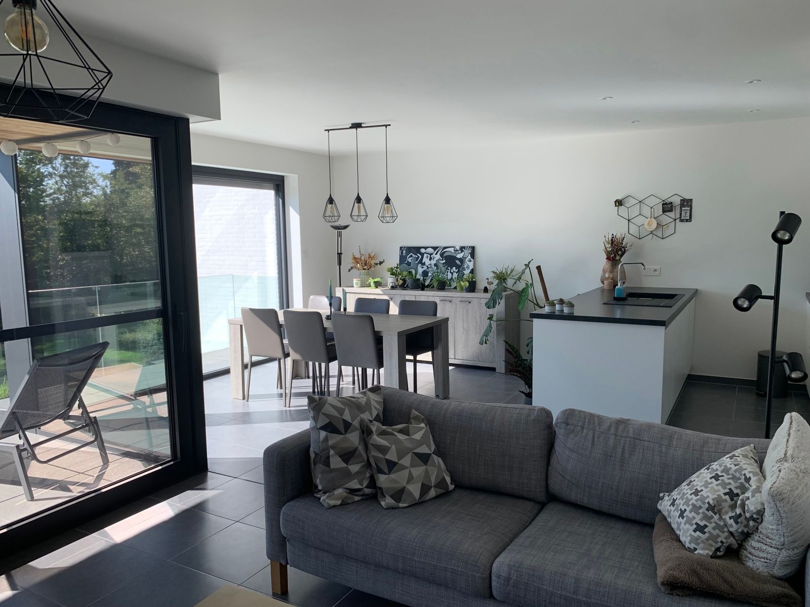 Appartement met 2 autostaanplaatsen! foto {{pictureIndex}}