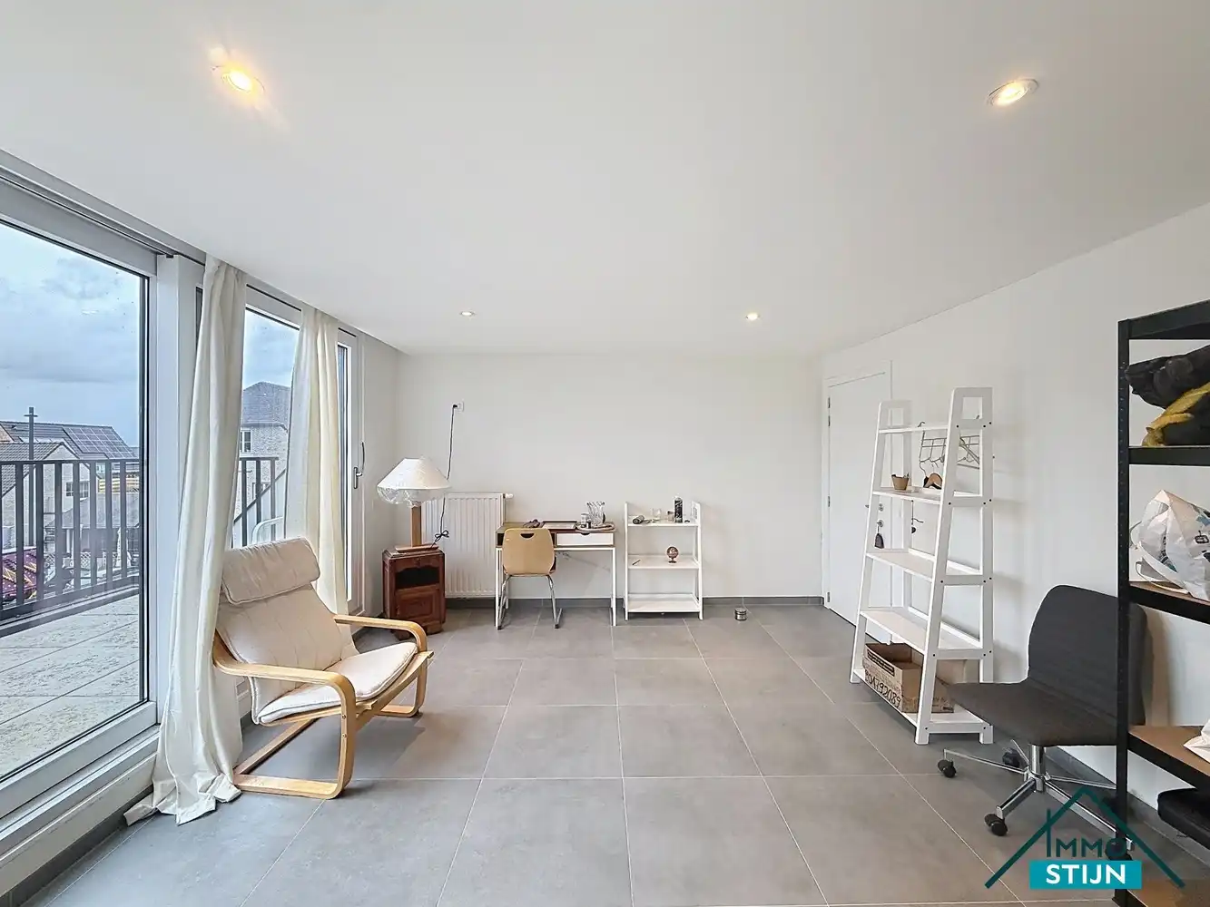 Recente duplex met drie slaapkamers en een garage foto 12