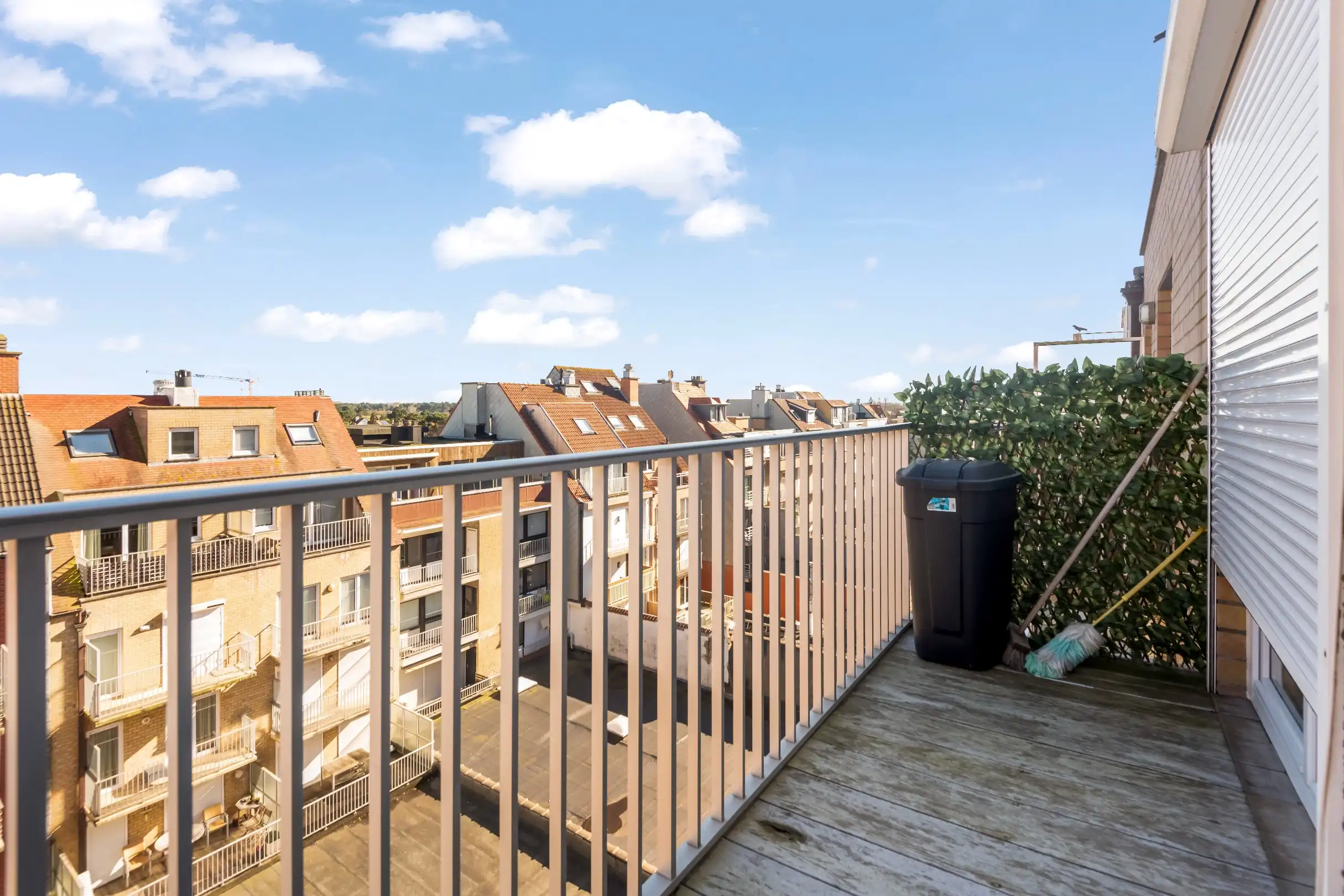 Ruim appartement met 2 slpk. aan de zonnekant van de Lippenslaan. Garage in de residentie te huur. foto 17