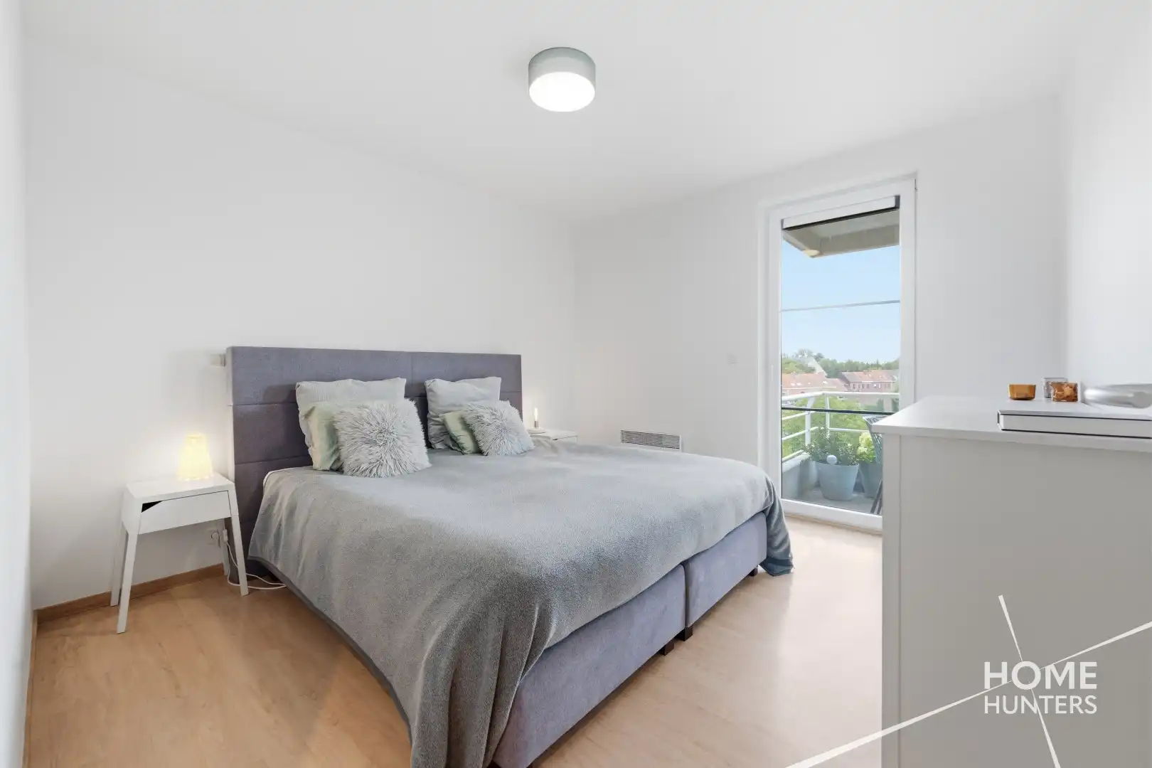 Ruim appartement met twee slaapkamers, een vernieuwde badkamer en 2 unieke terrassen.  foto 19