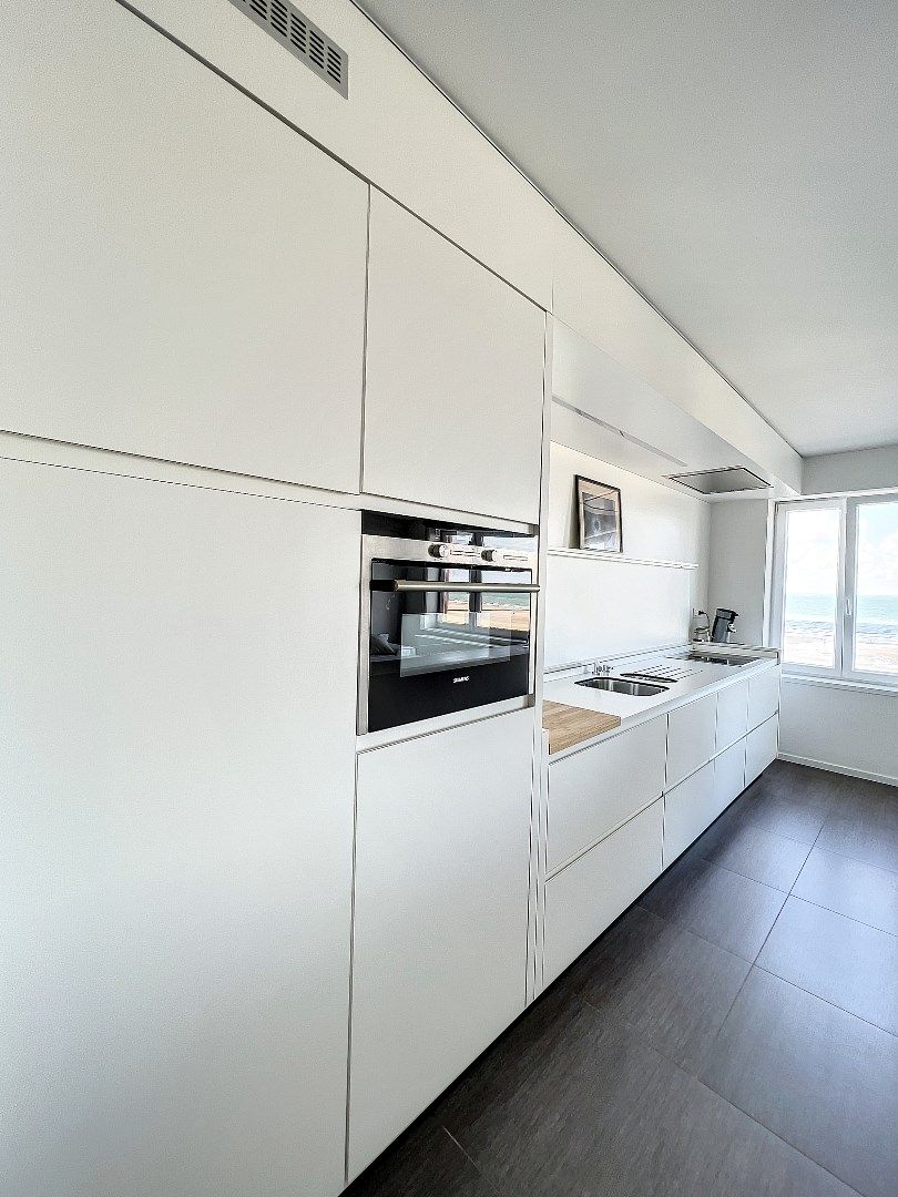 Prachtig vernieuwd 3-slaapkamer appartement met frontaal zicht op zee foto 9