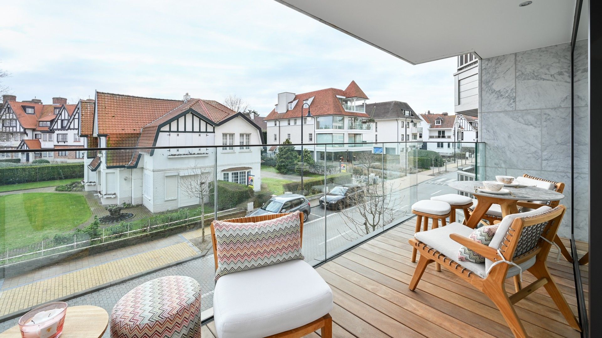 Subliem appartement met zonneterras, genietend van prachtige open zichten op het groen en de villa's van het Zoute. foto 2