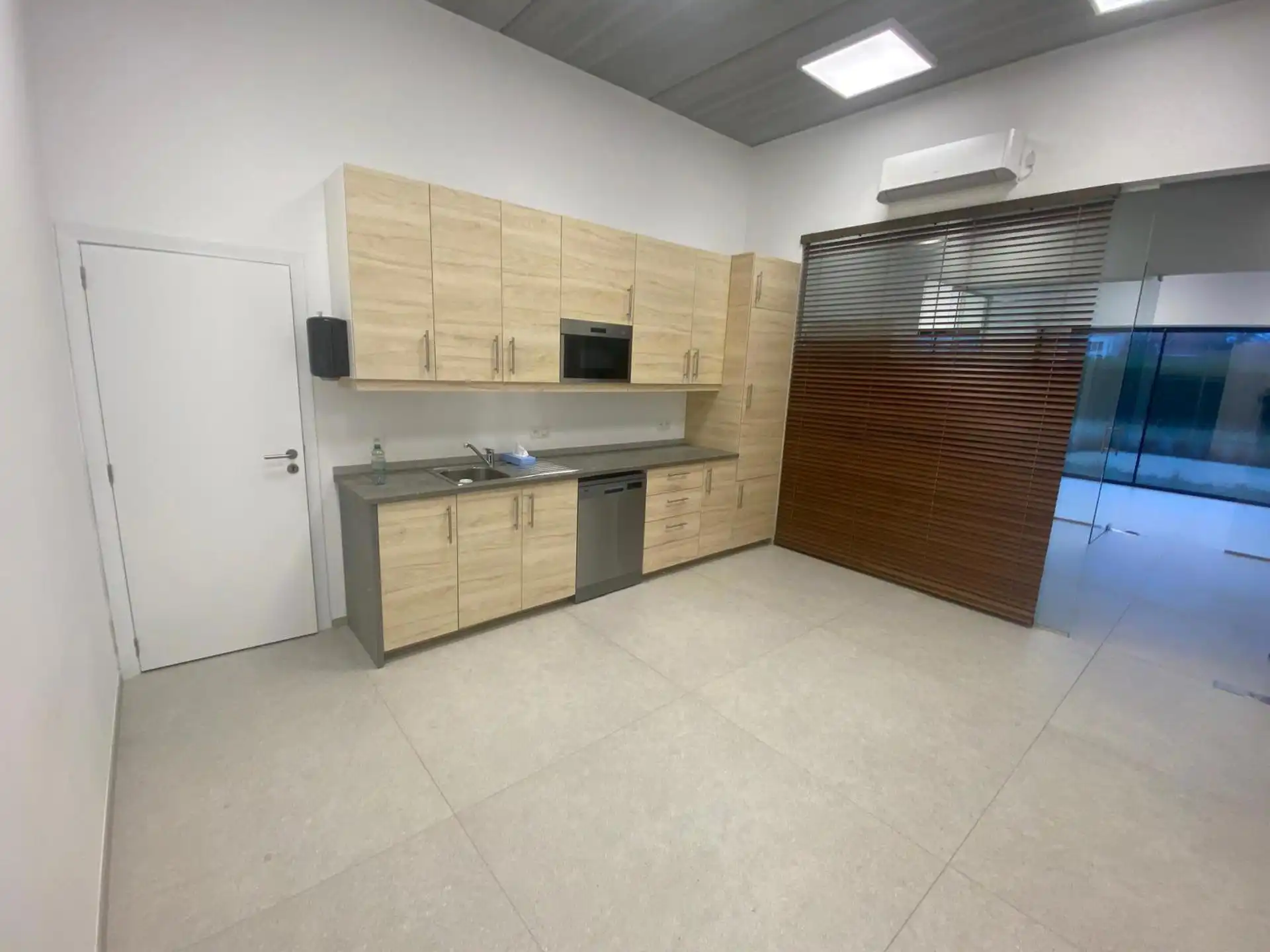 Zo goed als nieuw bedrijfsgebouw te huur in Sint-Niklaas foto 14