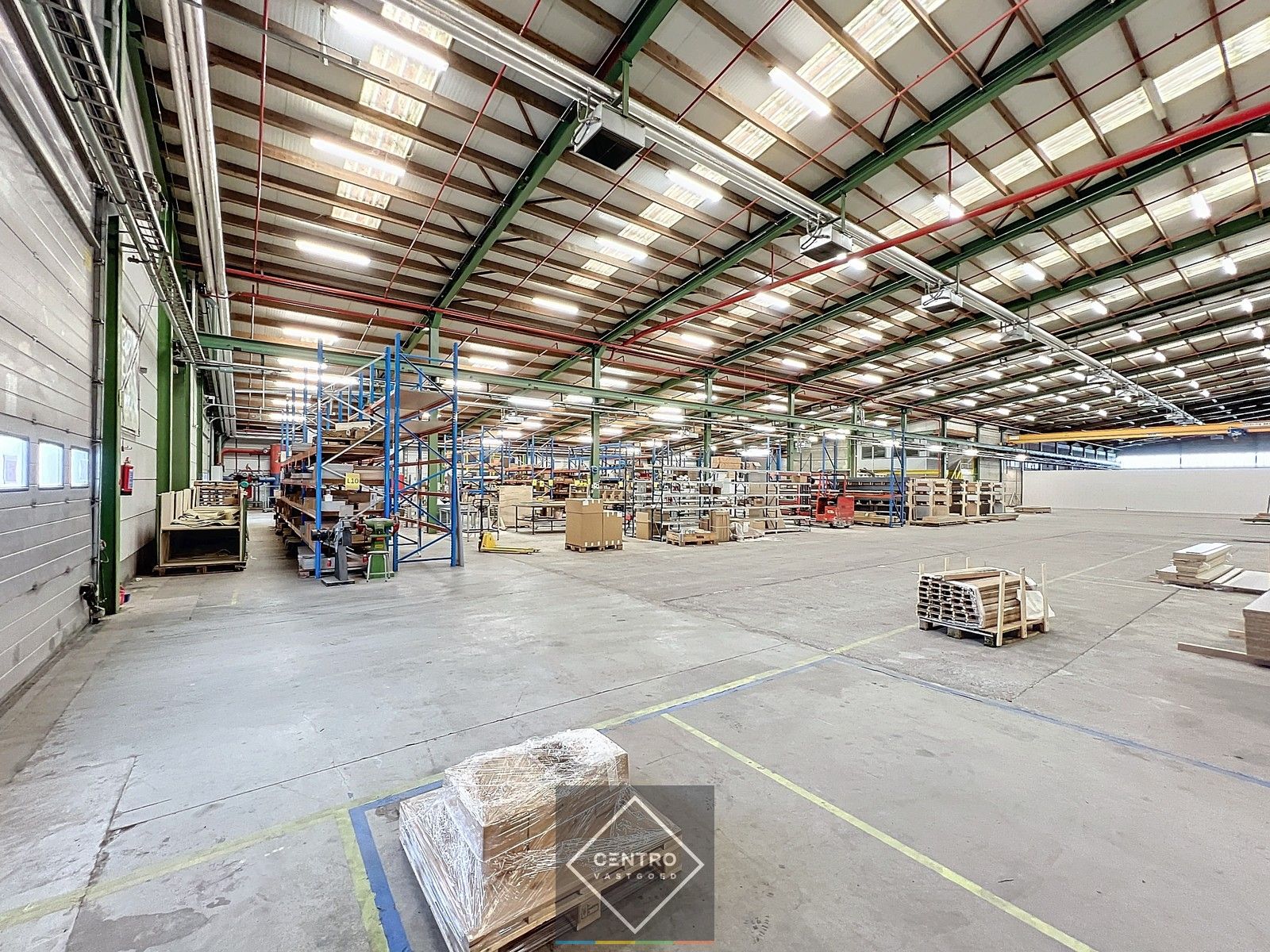 Instapklaar BEDRIJFSGEBOUW bestaande uit een geïsoleerd MAGAZIJN (± 2.935m²) met KANTOORGEBOUW (± 305m²). Ruim verhard buitenterrein én 2 rolbruggen. Op industriezone te Houthulst. foto 10