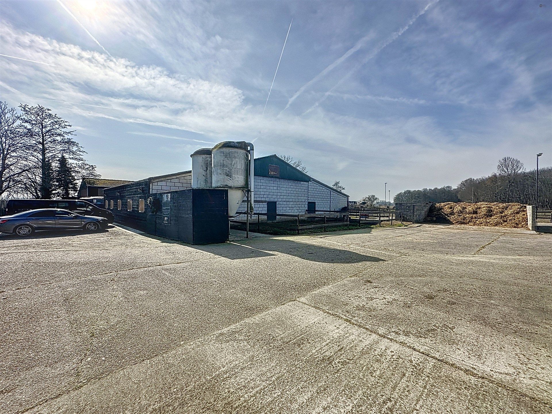PRACHTIG GELEGEN HOEVE met bijgebouw, paardenstallen, binnenpiste en weiden op 18.385m² foto 53