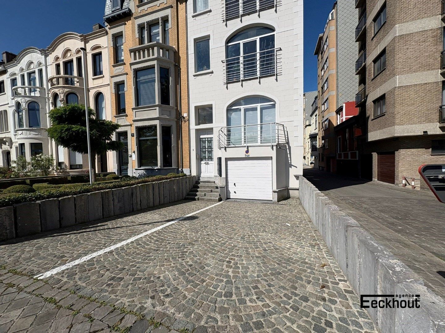 Ruime garagebox met oprit/parkeerplaats op gegeerde ligging foto {{pictureIndex}}