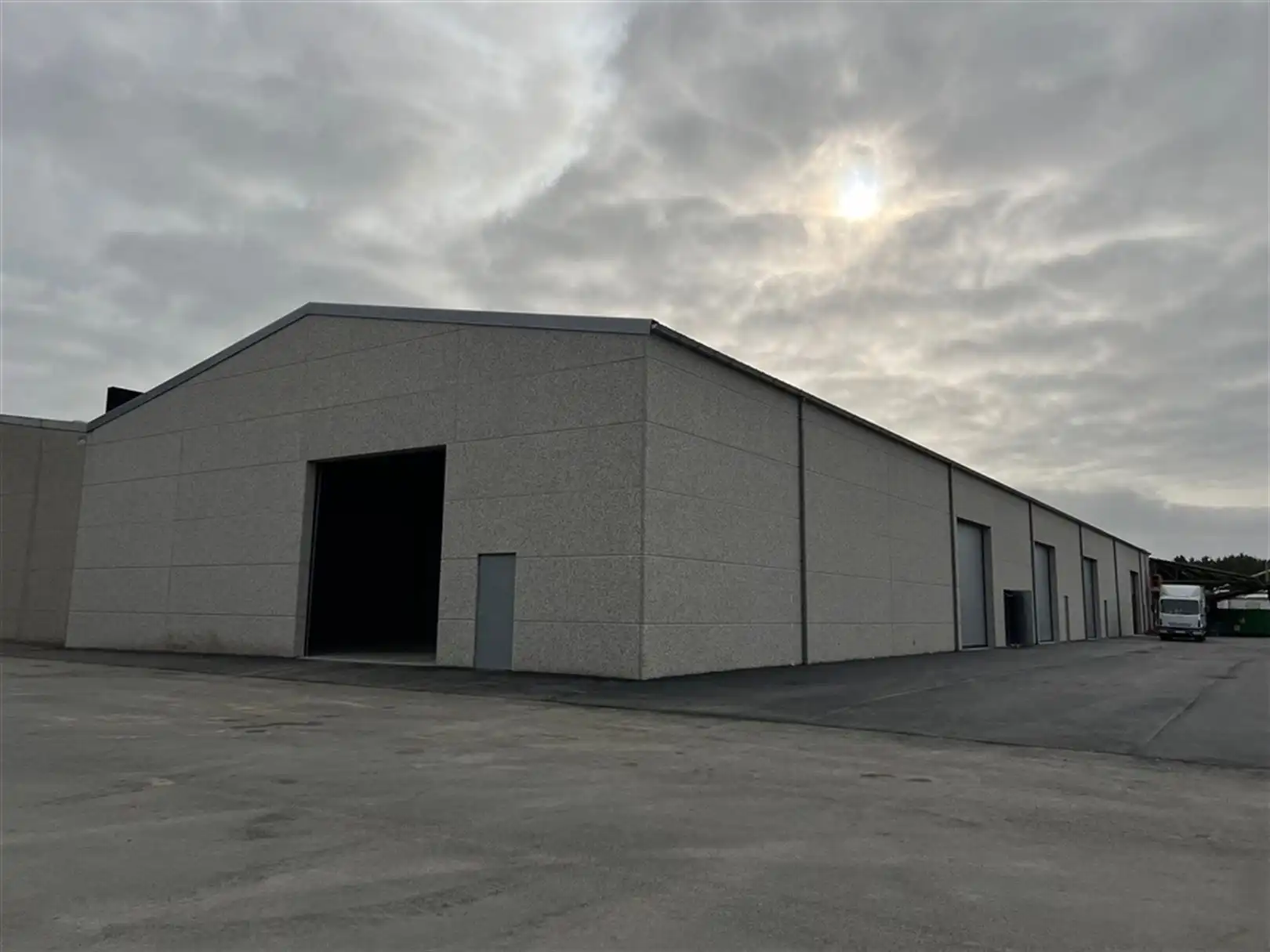 Nieuwbouw KMO units langs de E40 foto 2