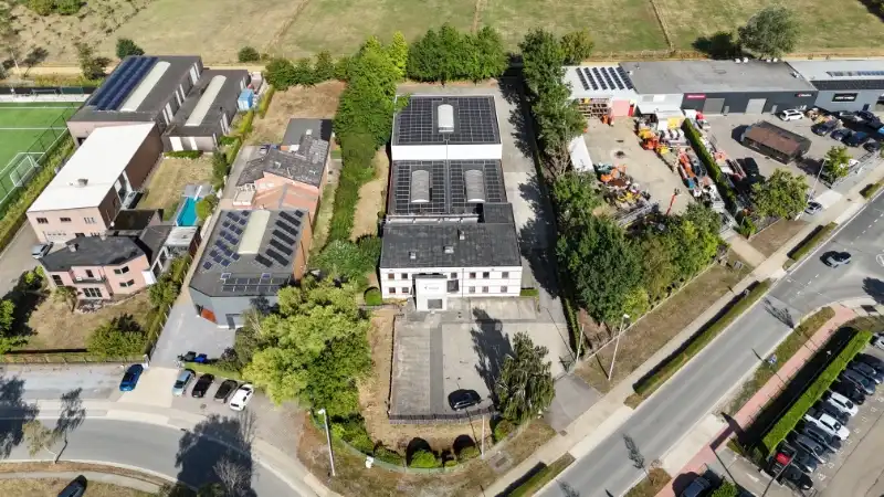 GENK: Bedrijfsgebouw met magazijn, atelier, kantoren en appartement foto 3