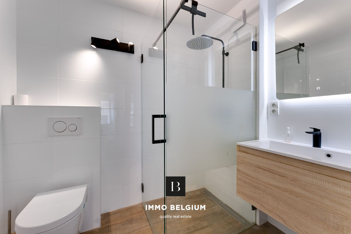 Gerenoveerd appartement met 2 SLPKS om de hoek van de dijk foto 12