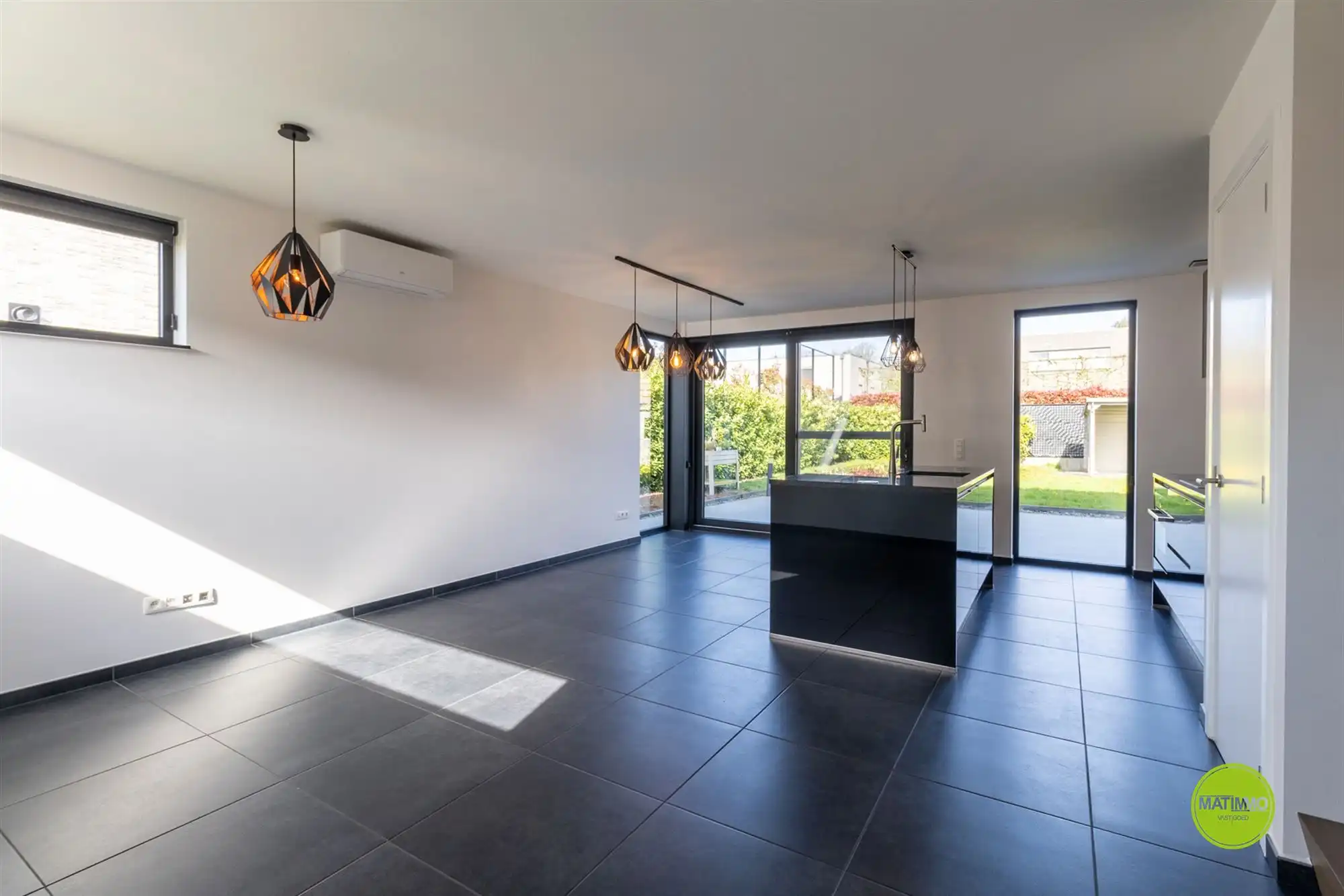 Moderne open bebouwing met 3 slaapkamers en tuin foto 4