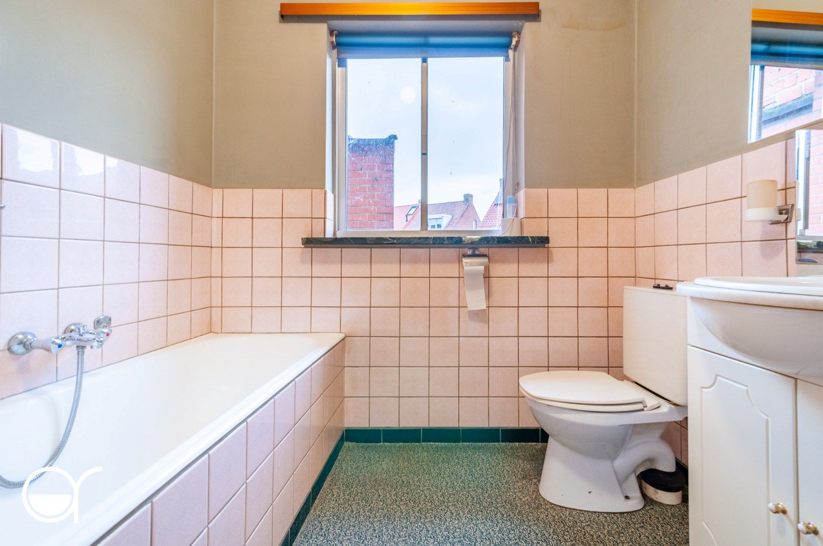 Op te frissen halfopen bebouwing met 5 garages in Mariakerke foto 16