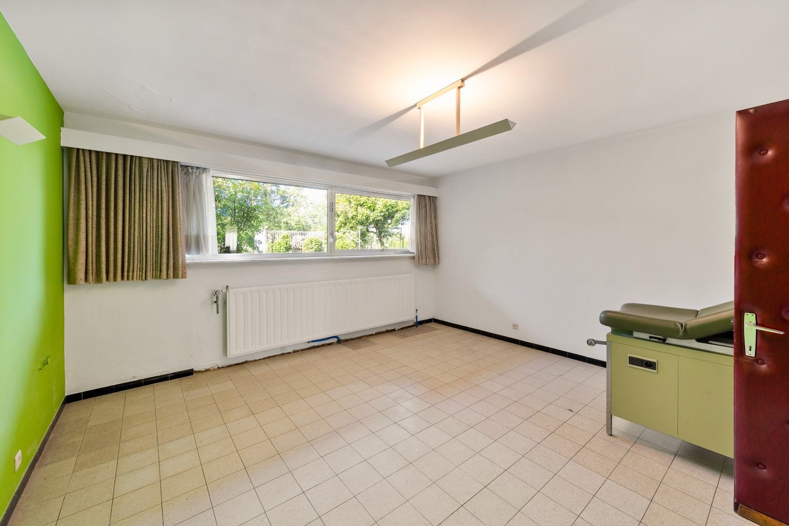 Karaktervolle voormalige dokterswoning met praktijkruimte, lift, dubbele garage, 5 SLPK. en grote tuin foto 14
