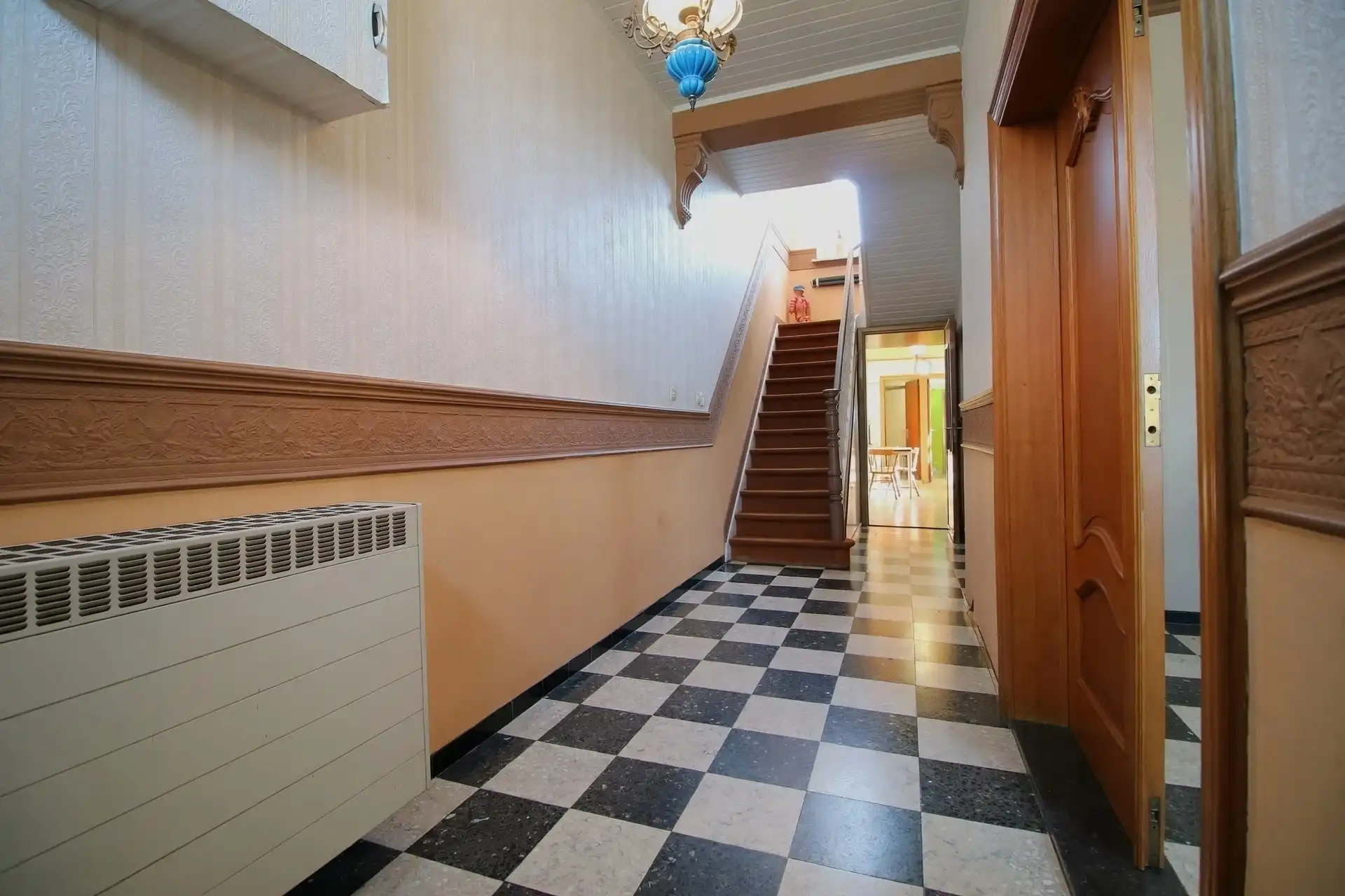 Karaktervolle te renoveren burgerwoning foto 2