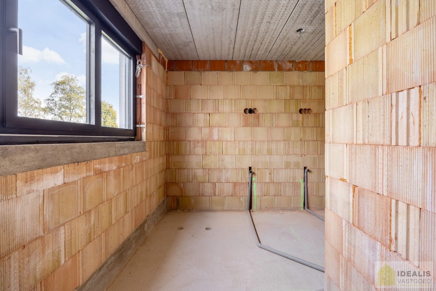IDEALIS VASTGOED – RUIME (CASCO/VERDER AF TE WERKEN) NIEUWBOUWVILLA MET DE PERFECTE INDELING, EEN HEERLIJKE LEEFRUIMTE, KANTOOR, EXTRA RUIME BERGING, 3 RUIME SLAAPKAMERS, 3 BADKAMERS, CARPORT EN OVERDEKT TERRAS OP EEN RIANT PERCEEL VAN MAAR LIEFST 29A 51CA MET VRIJE ZICHTEN EN DE PERFECTE ORIENTATIE! foto 16