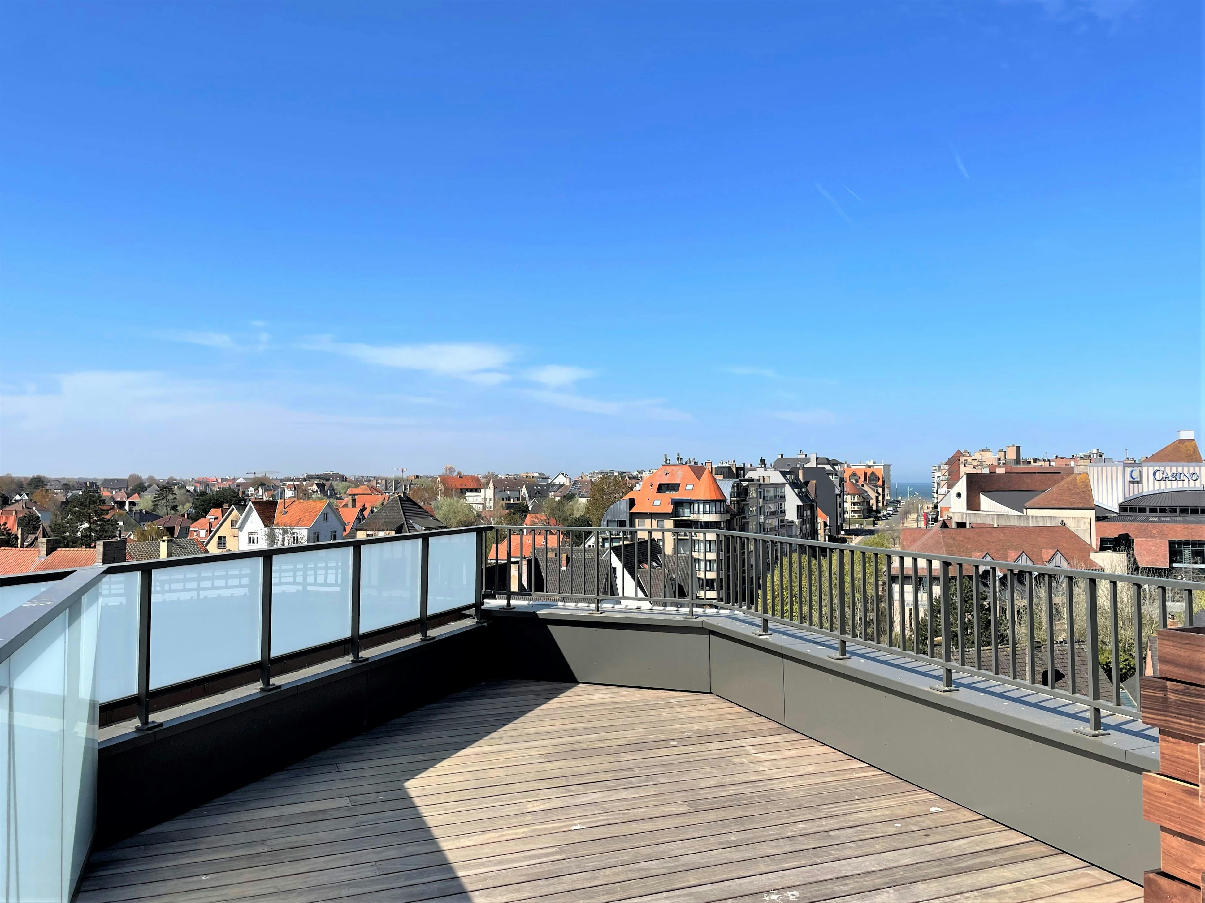 Penthouse met prachtige terrassen langs de Zeelaan in Koksijde foto {{pictureIndex}}