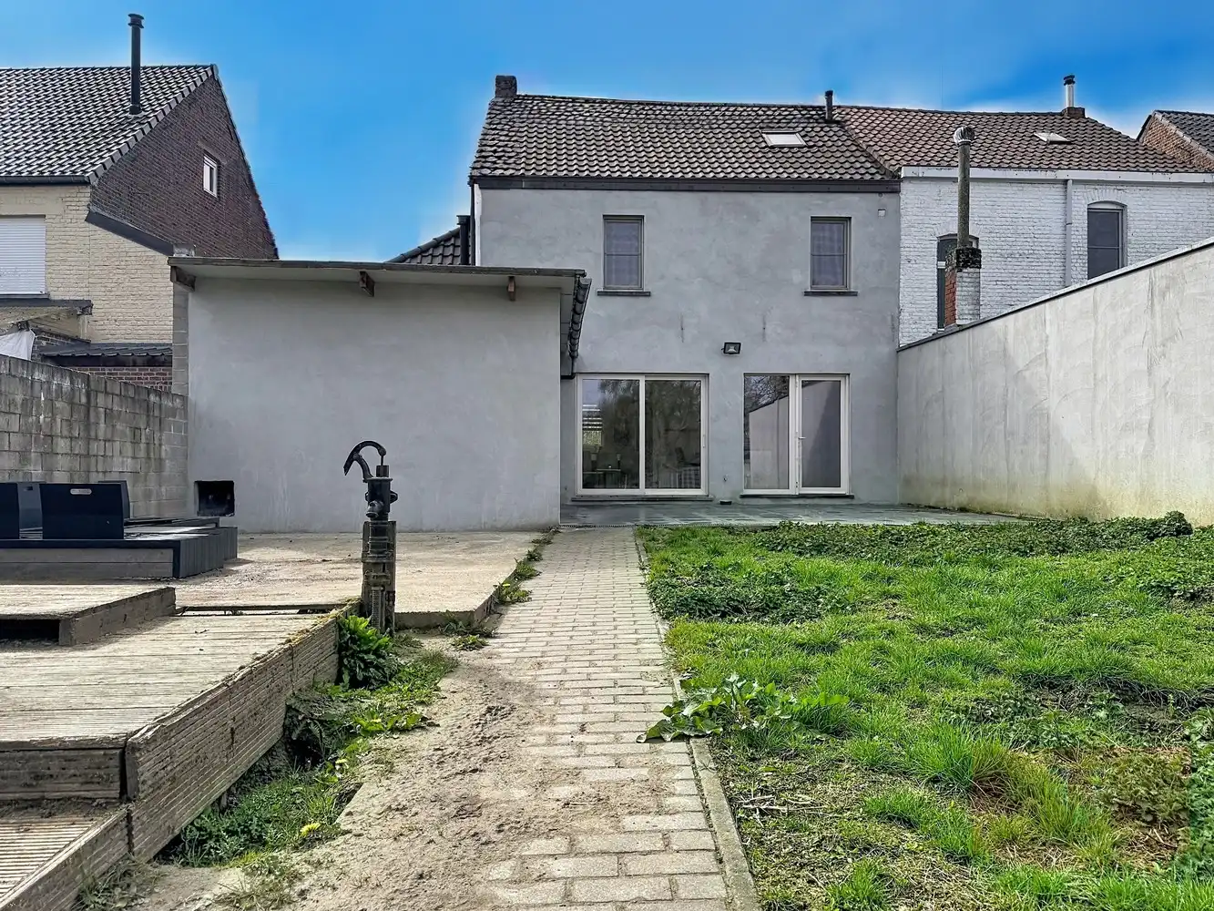 Instapklare hedendaagse gezinswoning met garage, opslagruimte en grote tuin foto 25