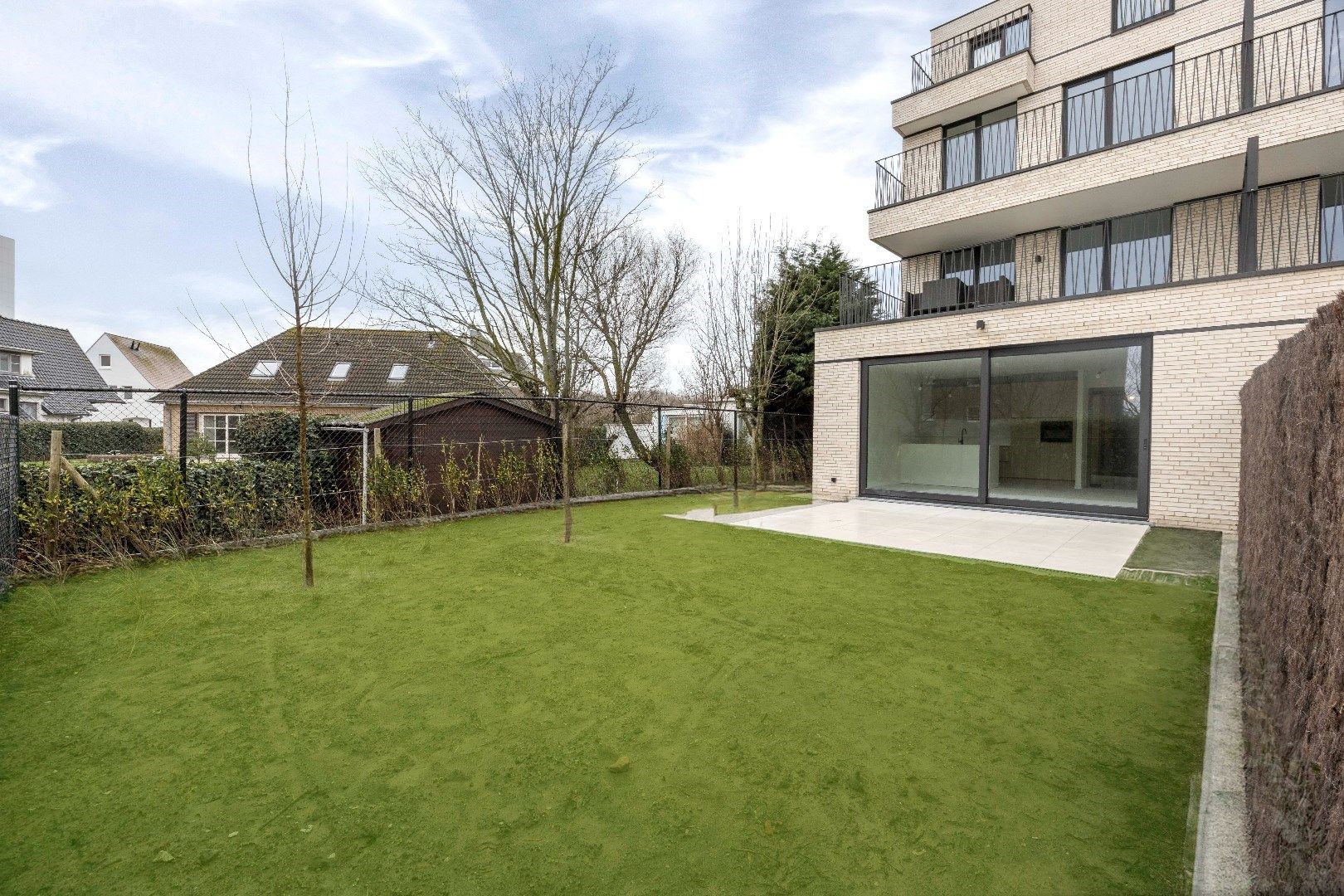 Nieuwbouw gelijkvloersappartement met zonnige tuin gelegen in "Residentie Dunique" te Bredene - duinen! foto {{pictureIndex}}